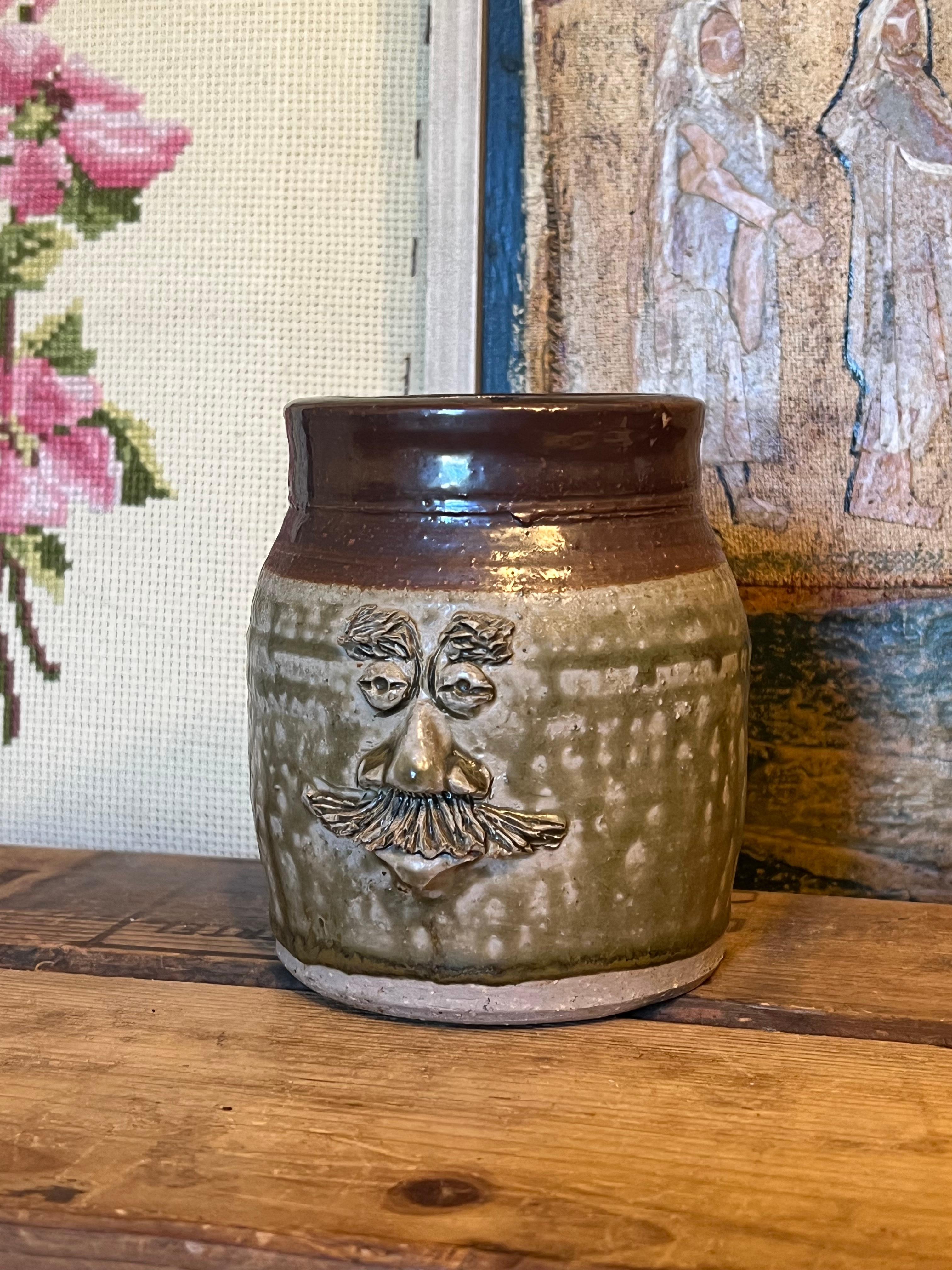 Fin du 20e siècle Vieille poterie à glaçure faite à la main avec un visage abstrait. en vente