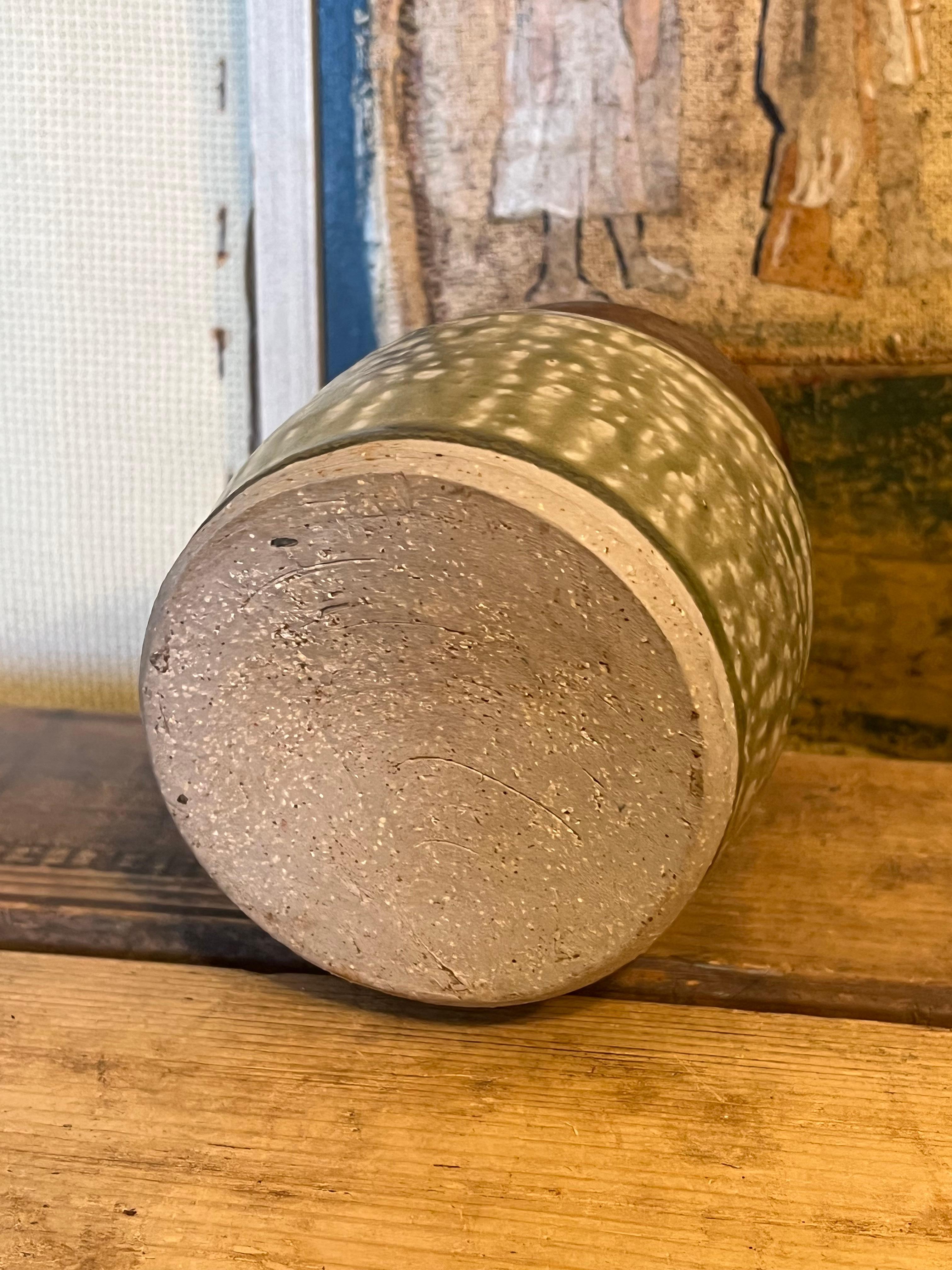 Céramique Vieille poterie à glaçure faite à la main avec un visage abstrait. en vente