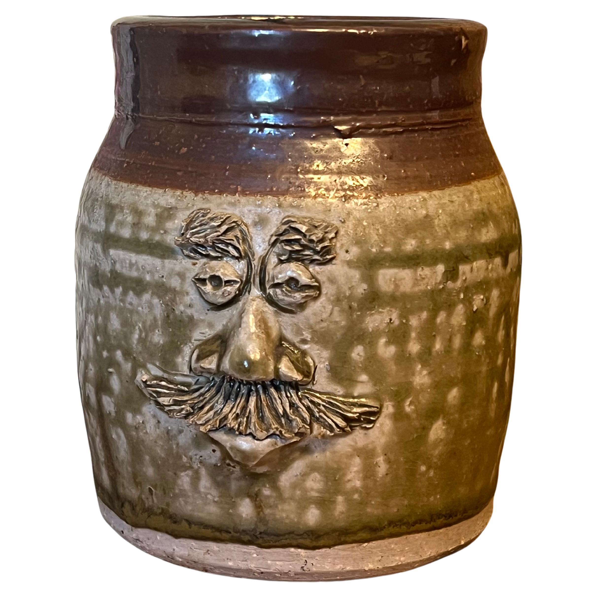 Ceramica vintage con smalto fatto a mano e volto astratto.