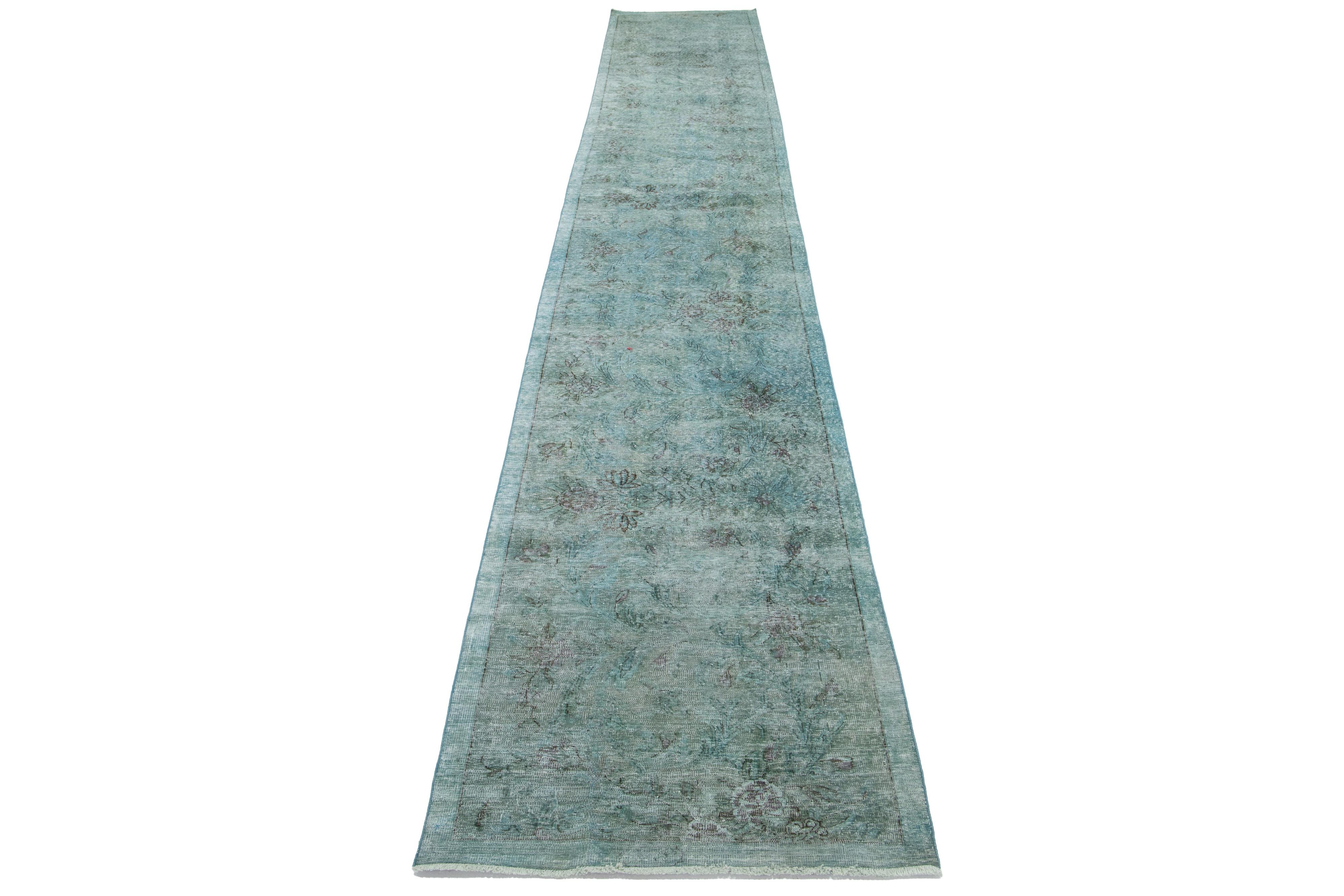 Islamique Tapis persan vert surteint fait à la main avec motif sur toute sa surface en vente