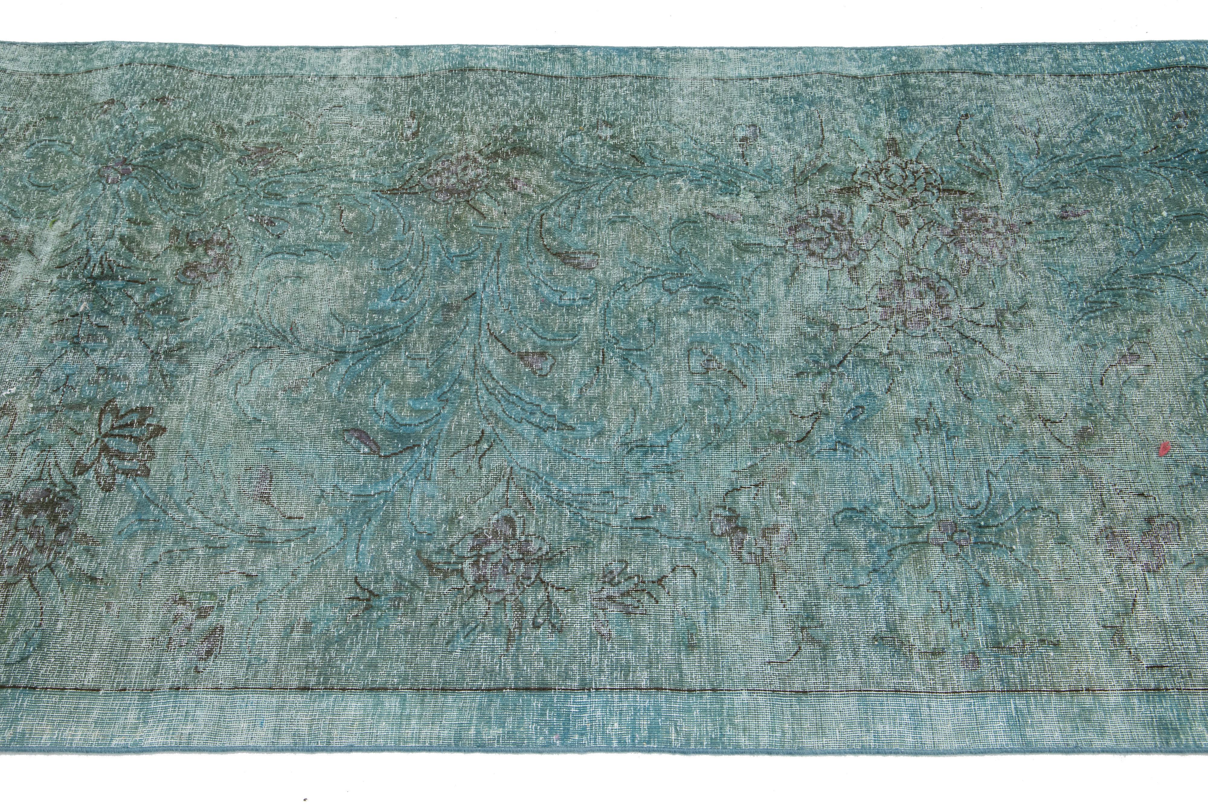 Tapis persan vert surteint fait à la main avec motif sur toute sa surface Bon état - En vente à Norwalk, CT