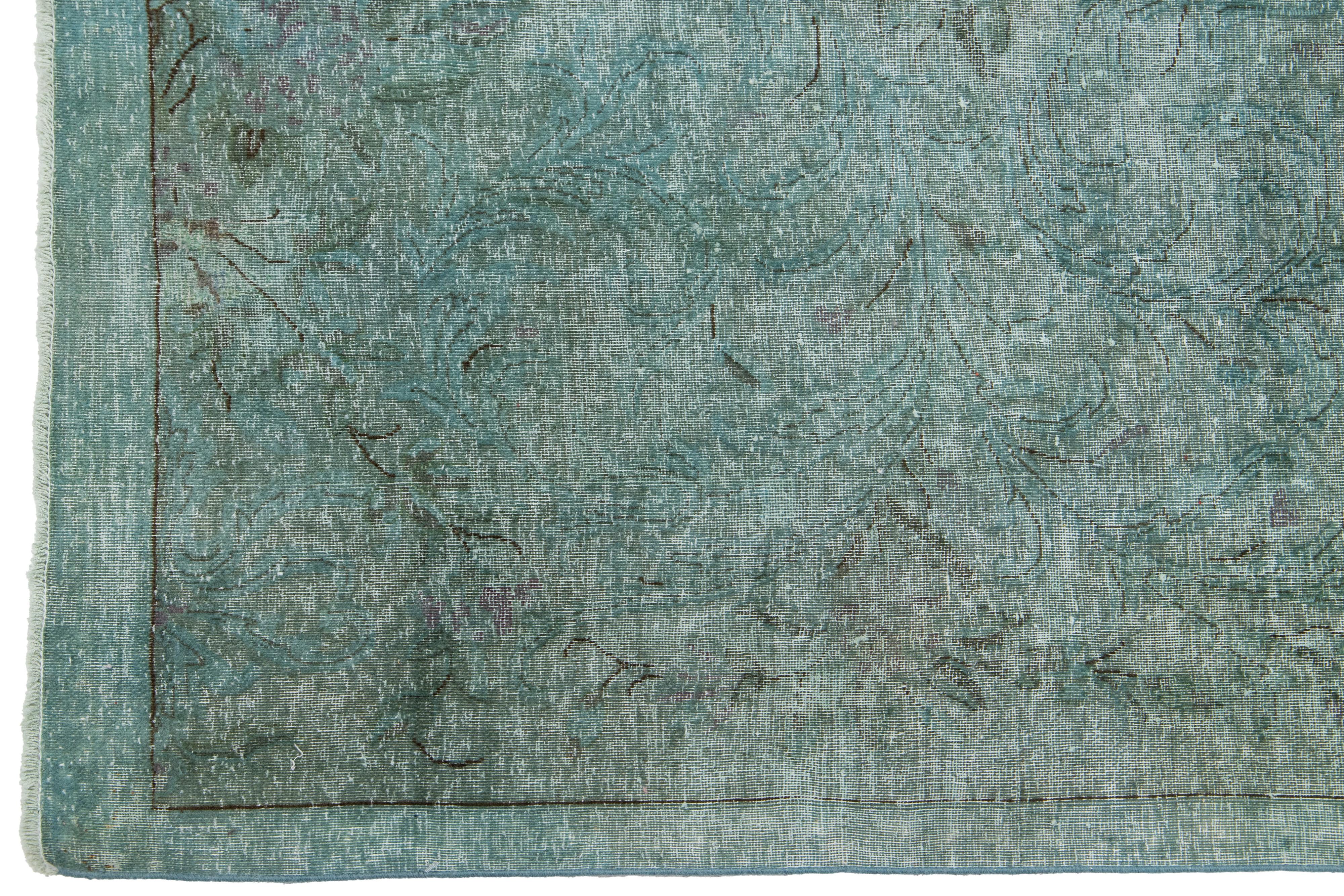 20ième siècle Tapis persan vert surteint fait à la main avec motif sur toute sa surface en vente