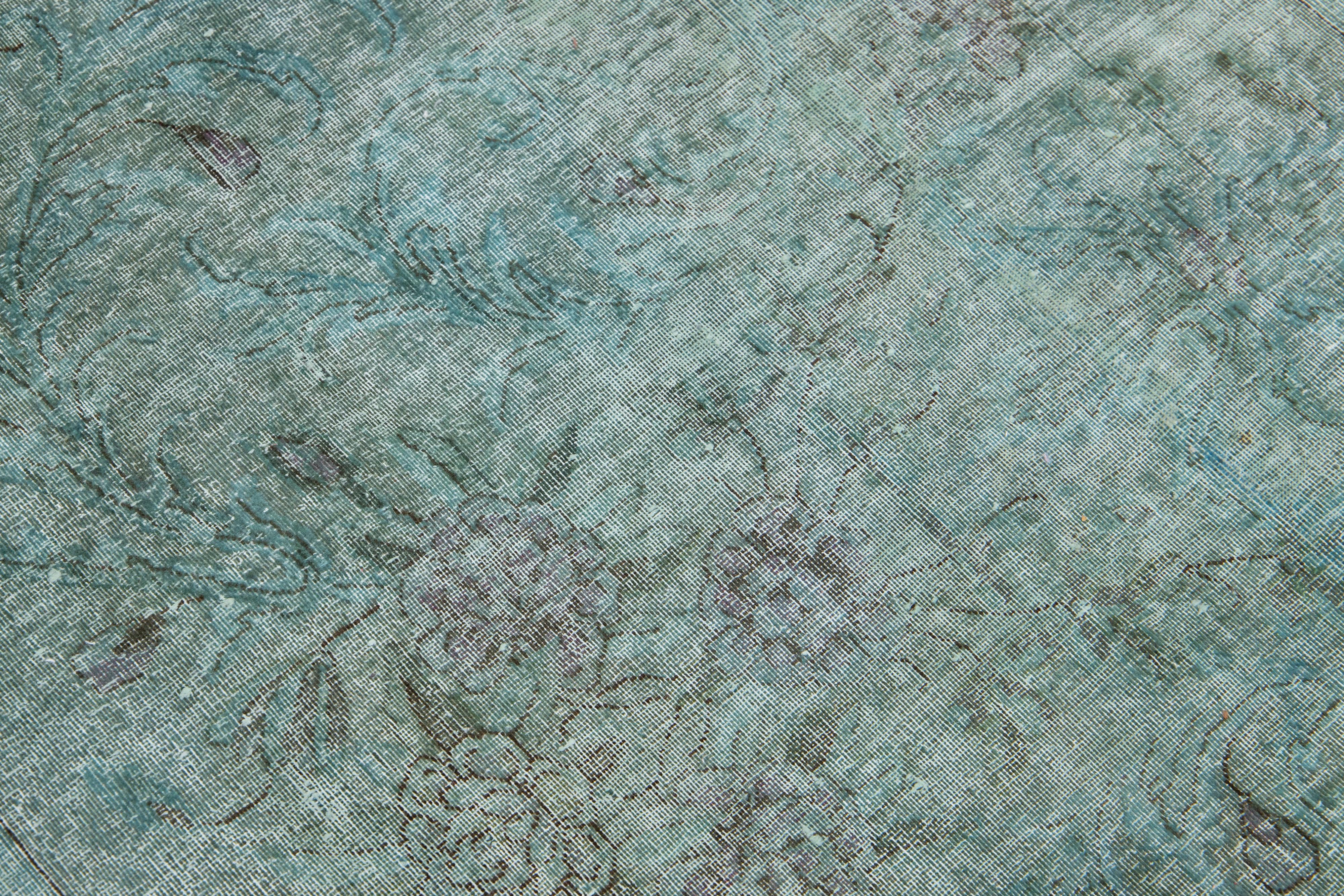 Tapis persan vert surteint fait à la main avec motif sur toute sa surface en vente 1