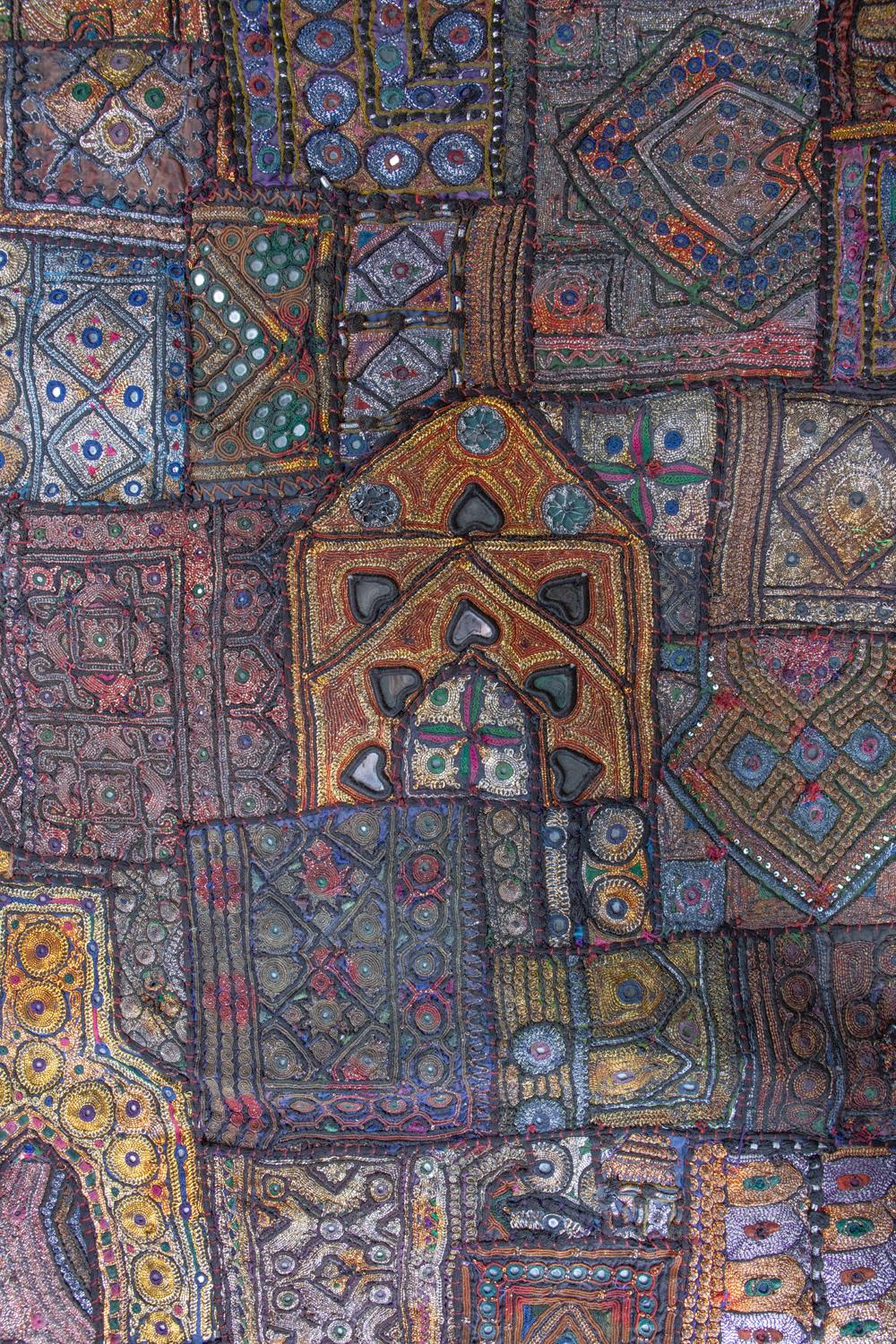 Anglo-indien Miroir tribal indien vintage fait à la main, patchwork de textiles et tapisserie en vente