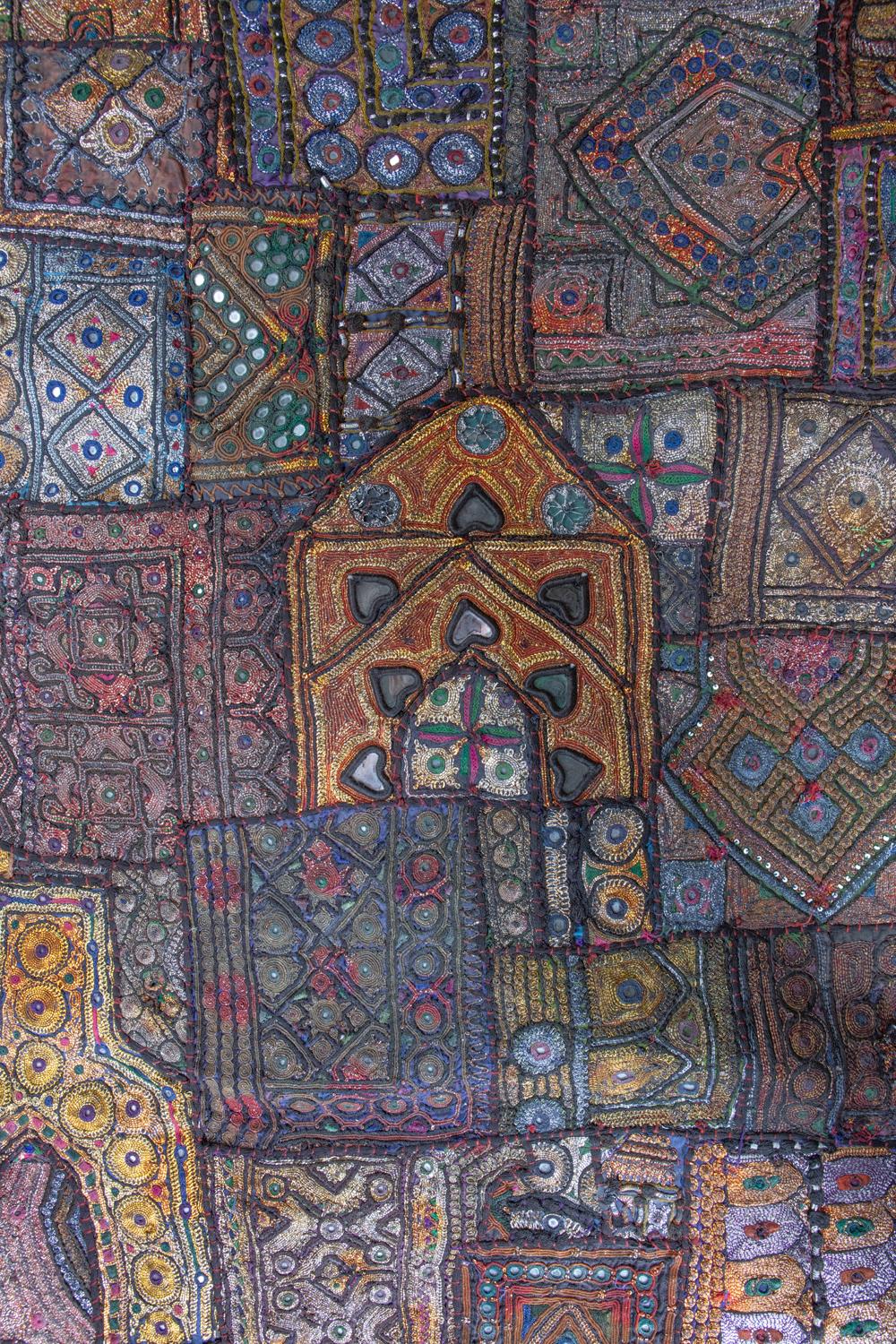 Vintage Handmade Gujarati Tribal Saree Spiegel Patchwork & Textilien Wandteppich (Anglo-indisch) im Angebot