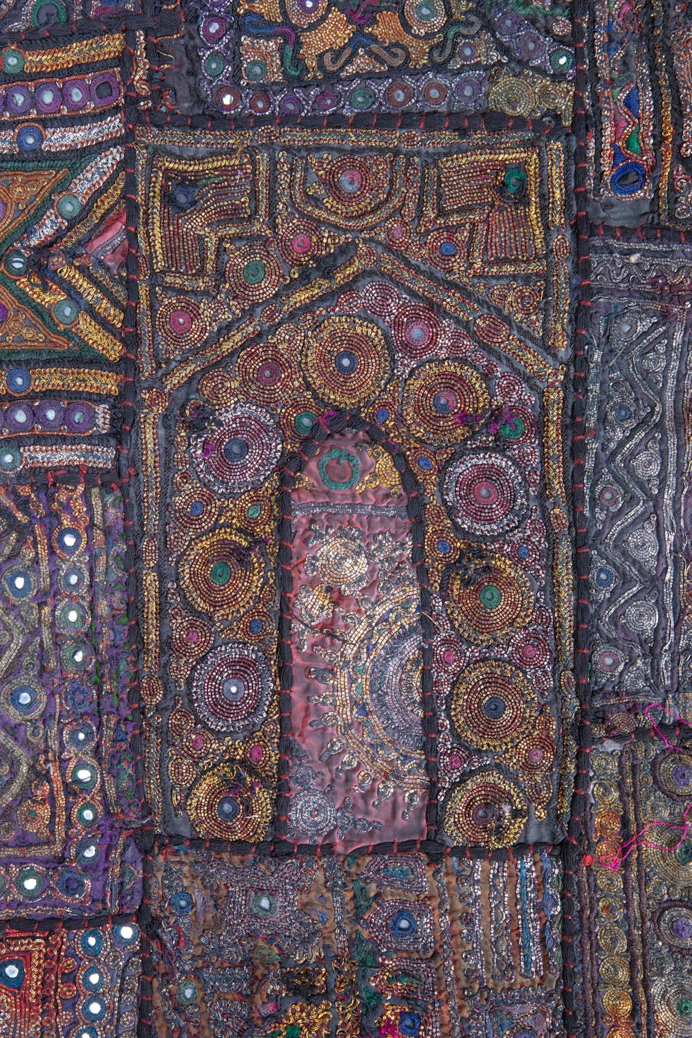 Vintage Handmade Gujarati Tribal Saree Spiegel Patchwork & Textilien Wandteppich (Indisch) im Angebot