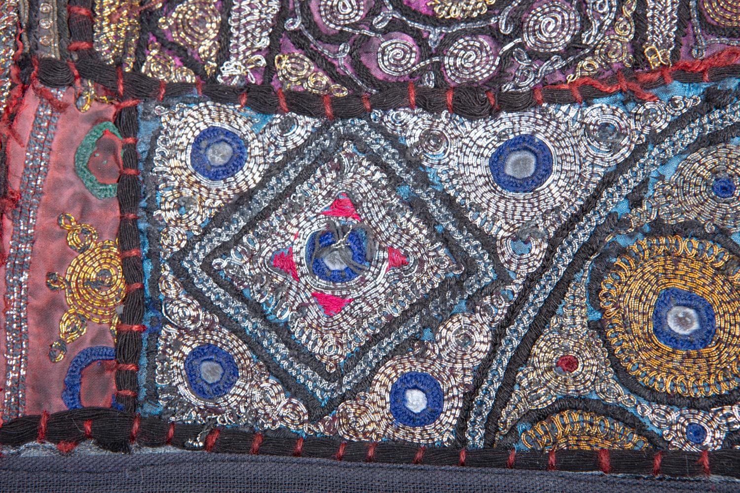 Miroir tribal indien vintage fait à la main, patchwork de textiles et tapisserie Bon état - En vente à Asheville, NC