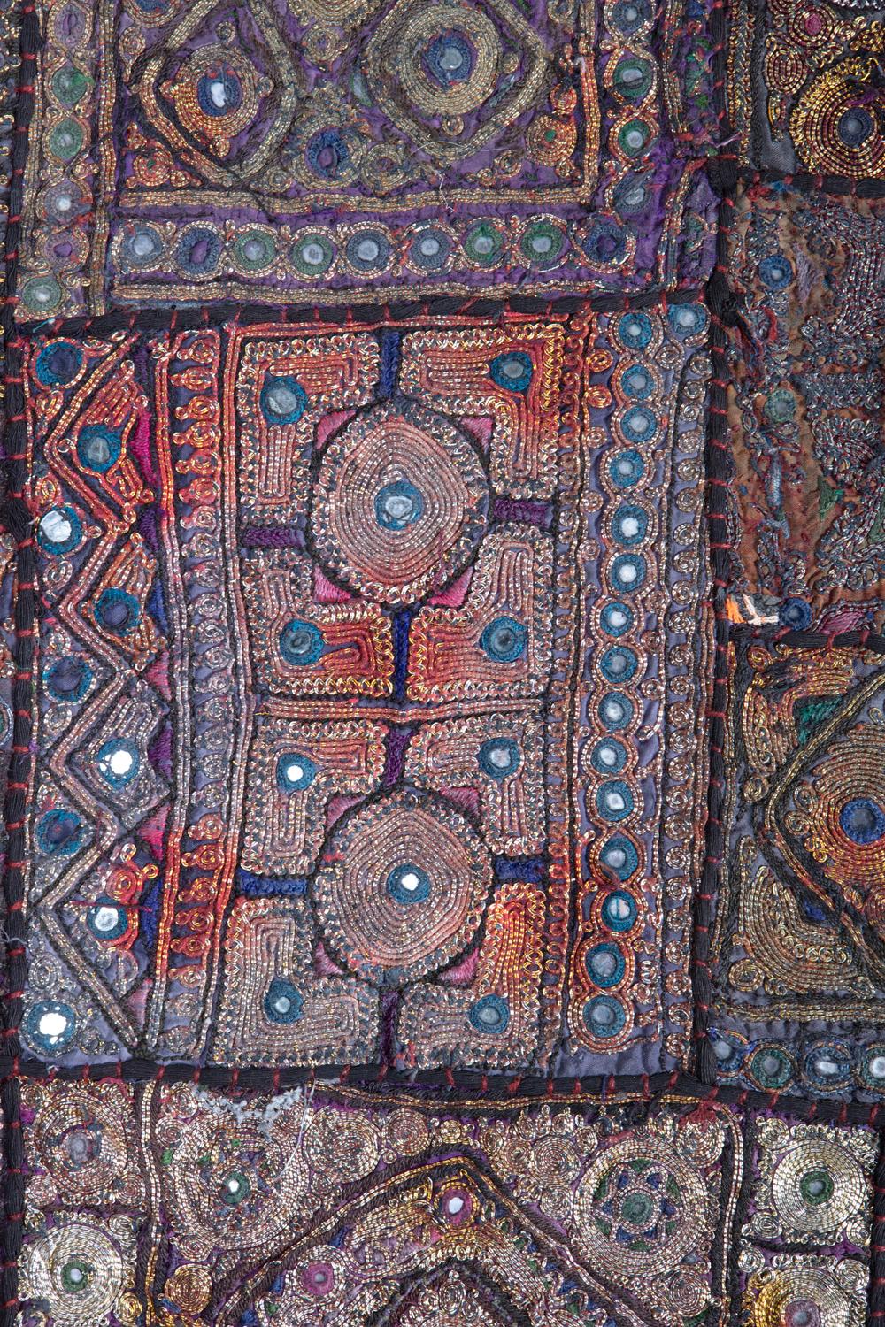 Vintage Handmade Gujarati Tribal Saree Spiegel Patchwork & Textilien Wandteppich (Mitte des 20. Jahrhunderts) im Angebot