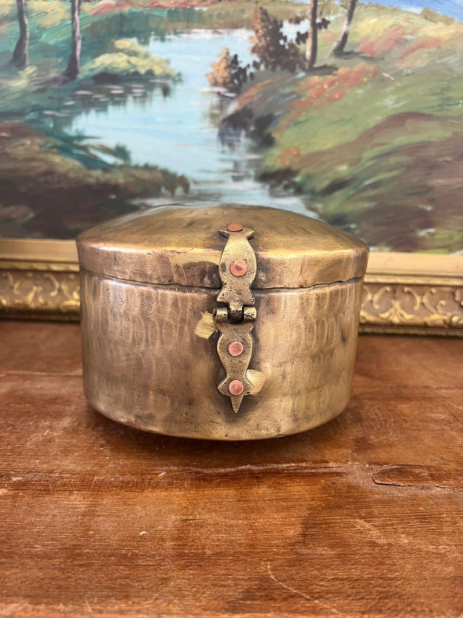 Schöne handgefertigte runde Mehrzweckbox/Aufbewahrungsbox/Brotbox. Dieses Stück hat eine schöne Patina und Charakter. Vintage Condition wie abgebildet. Die Auflistung ist nur für den beschriebenen Artikel. (Feld H14)

Abmessungen. 6,5 
