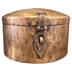 Boîte de cuisine vintage en laiton éventuellement martelé, faite à la main.