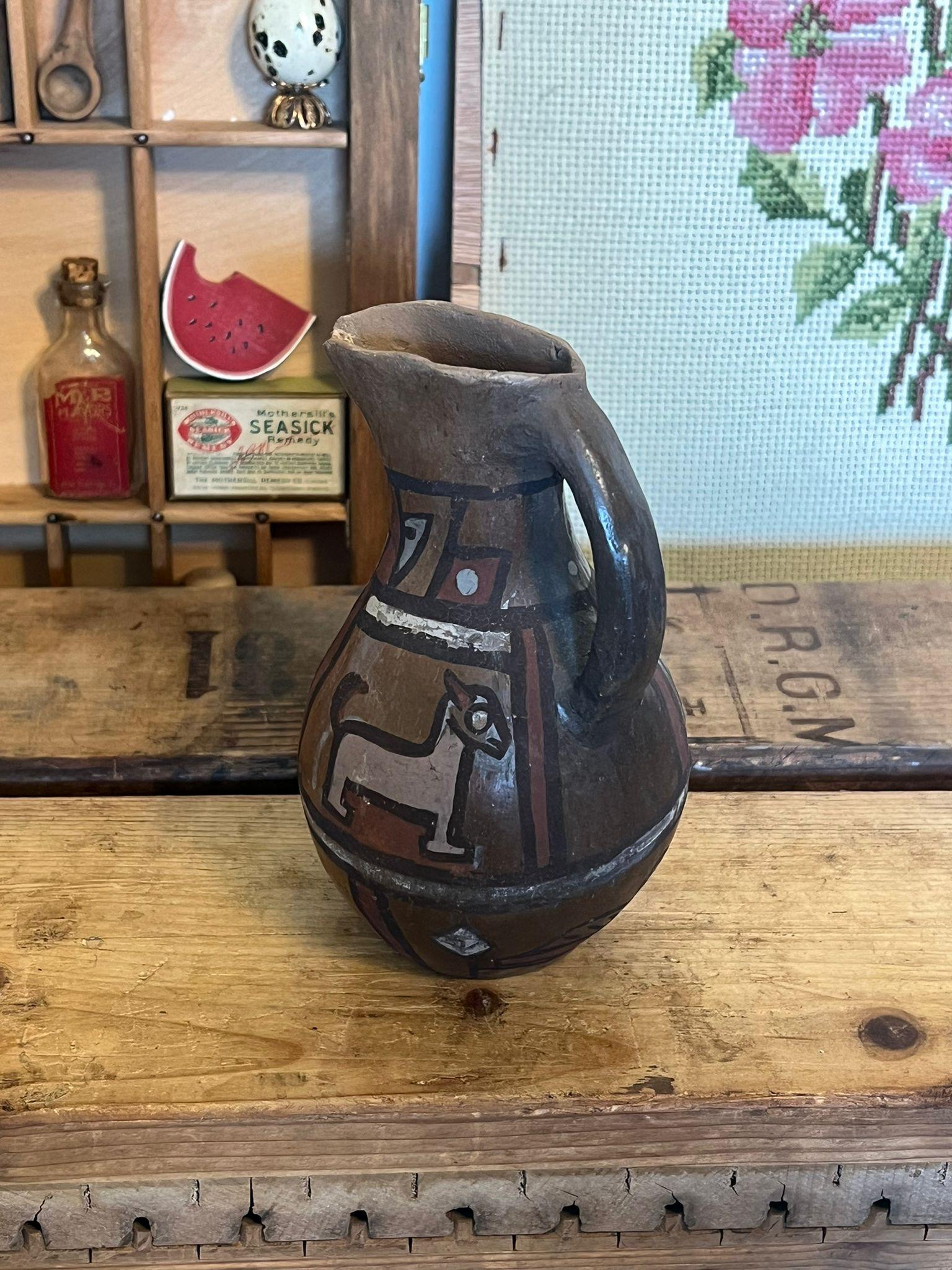 Vintage Handgefertigte und handbemalte Keramikvase mit Tierdarstellungen. Vintage Zustand wie abgebildet. Die Auflistung ist nur für den beschriebenen Artikel. Feld H6

Abmessungen. 3,5