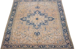 Handgefertigter Heriz-Wollteppich mit Medaillon-Motiv in Pfirsich