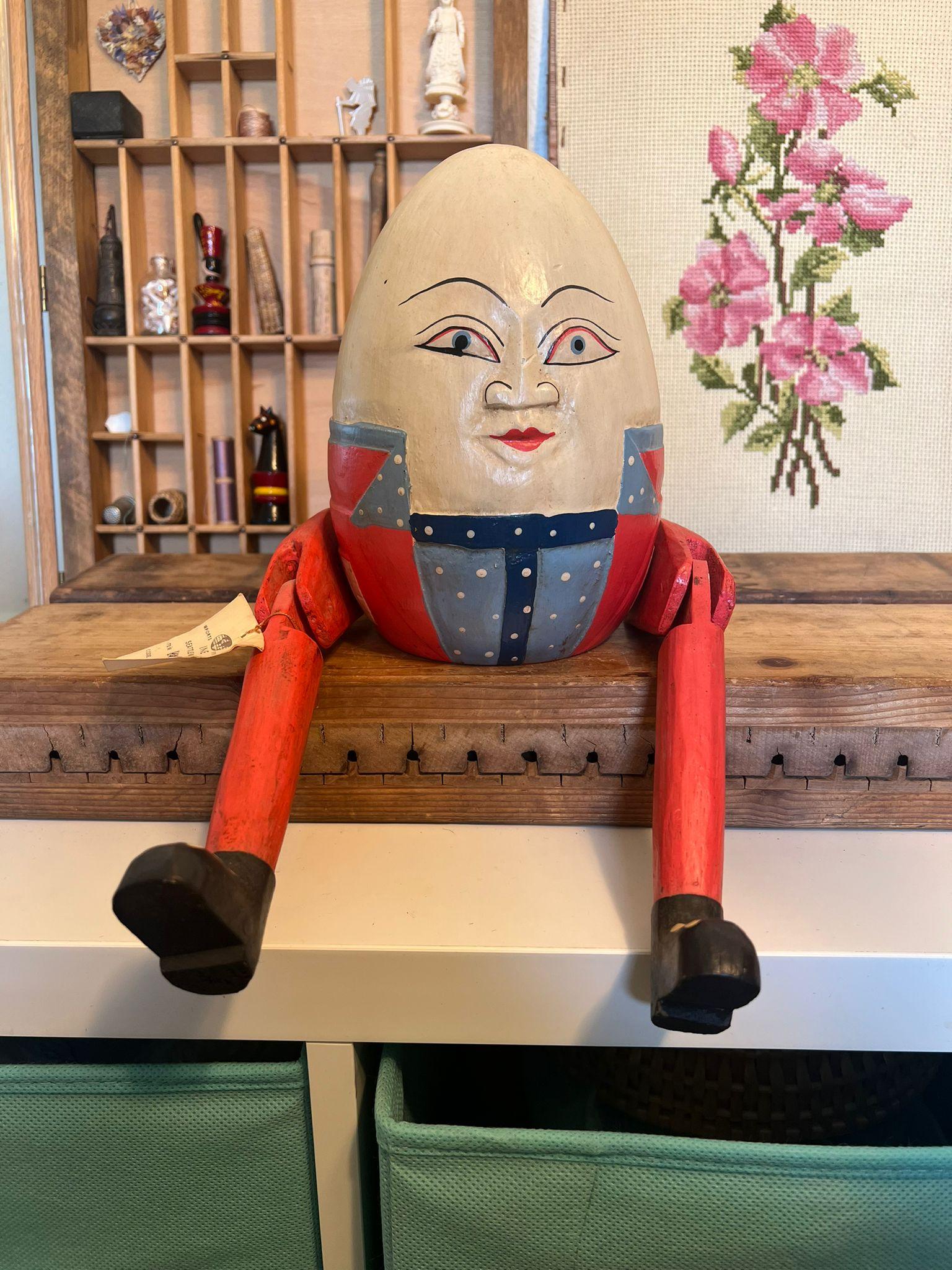 Einzigartige handgefertigte Humpty Dumpty Holzregal Dekoration. Vintage-Patina und Charakter. Vintage Zustand wie abgebildet. Die Auflistung ist nur für den beschriebenen Artikel. Feld H6

Abmessungen. 7,5