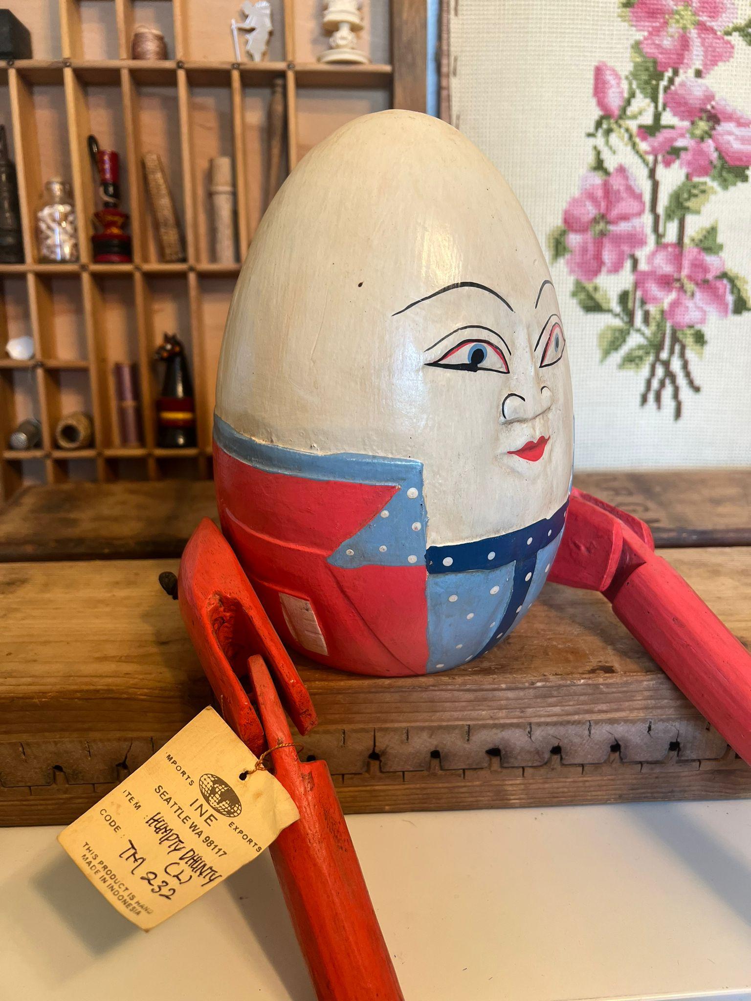 Handgefertigtes Humpty Dumpty Wooden-Regal-Dekor aus Holz (Moderne der Mitte des Jahrhunderts) im Angebot