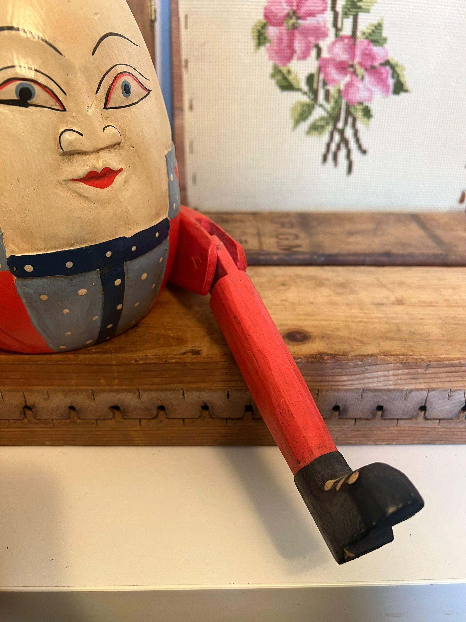 Handgefertigtes Humpty Dumpty Wooden-Regal-Dekor aus Holz im Zustand „Gut“ im Angebot in Seattle, WA