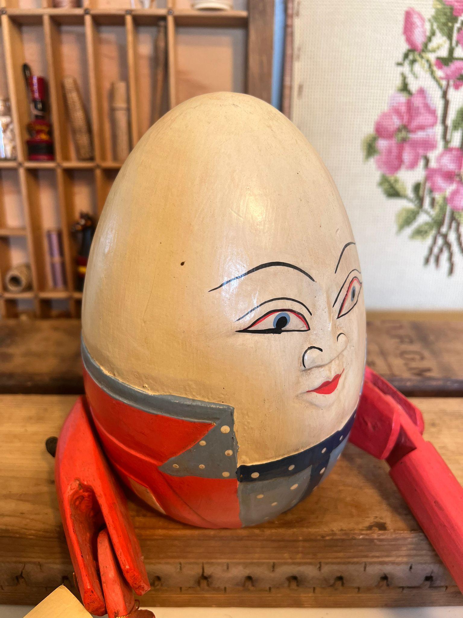 Handgefertigtes Humpty Dumpty Wooden-Regal-Dekor aus Holz im Angebot 1