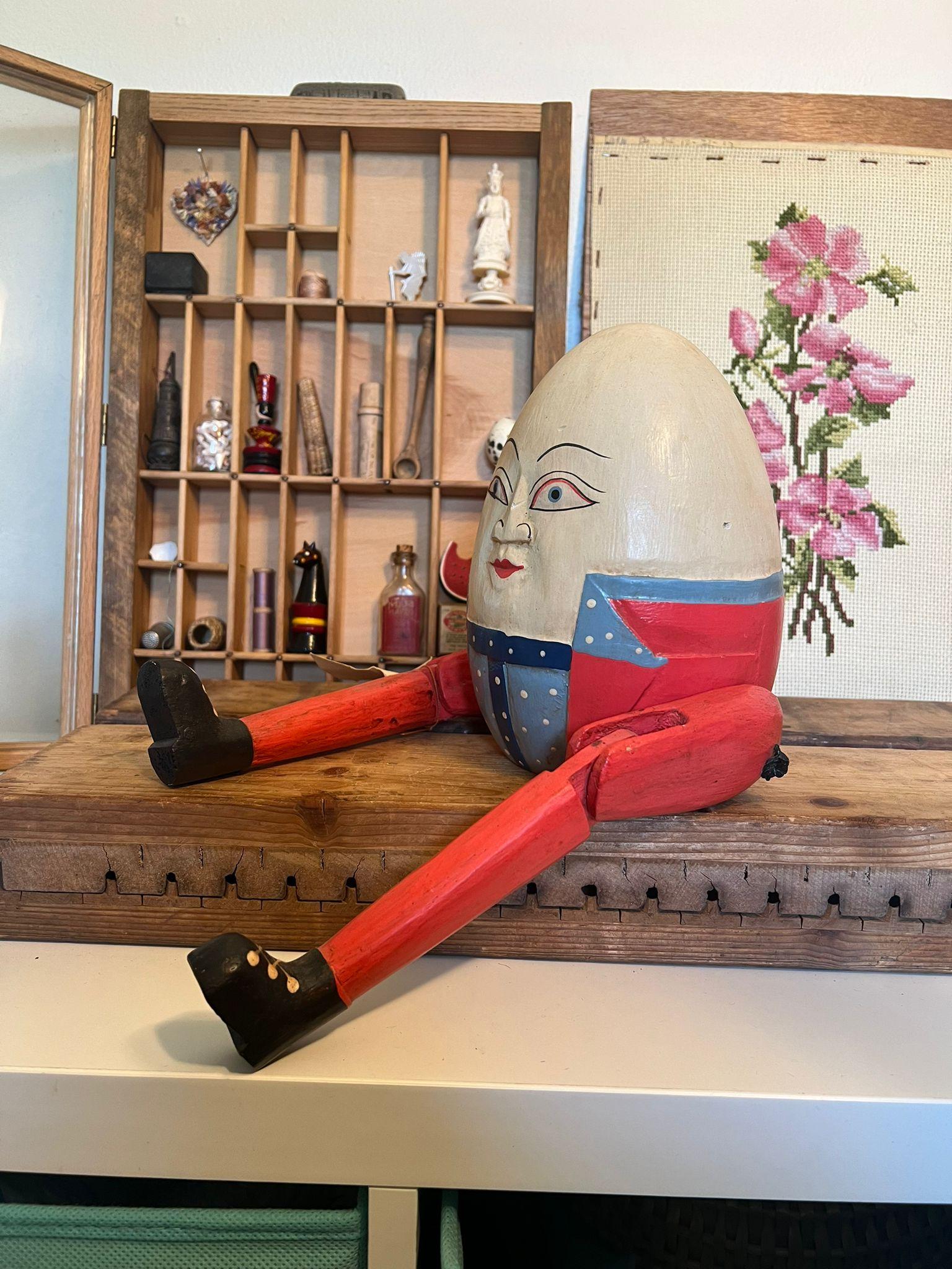 Handgefertigtes Humpty Dumpty Wooden-Regal-Dekor aus Holz im Angebot 2