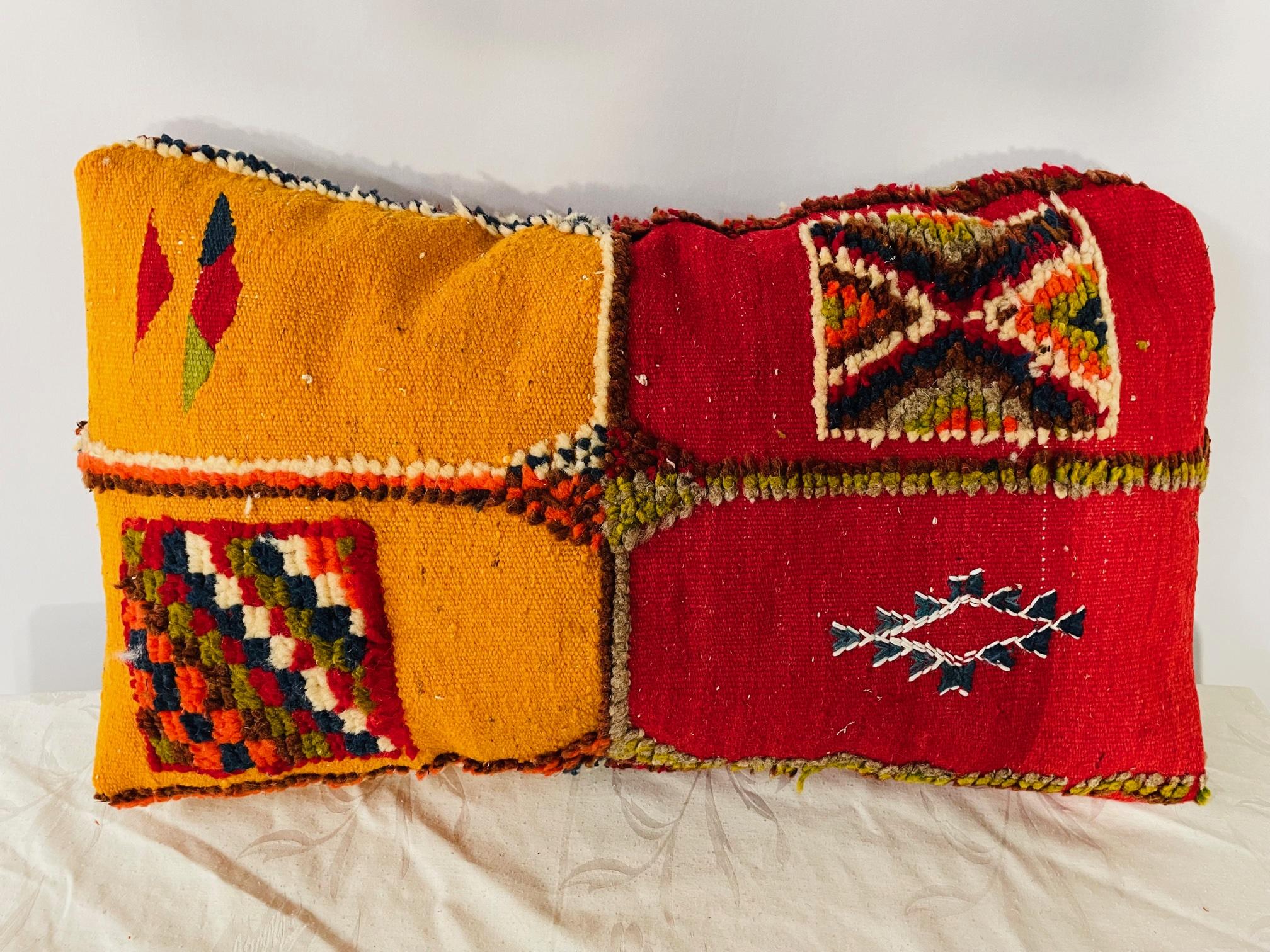 Dieses einzigartige Paar Kelim-Kissen oder -Kissen wurde aus einem alten marokkanischen Teppich hergestellt, der in der Berberregion des Atlasgebirges handgewebt wurde. Es zeichnet sich durch leuchtend gelbe, senfgelbe und rote Farben und