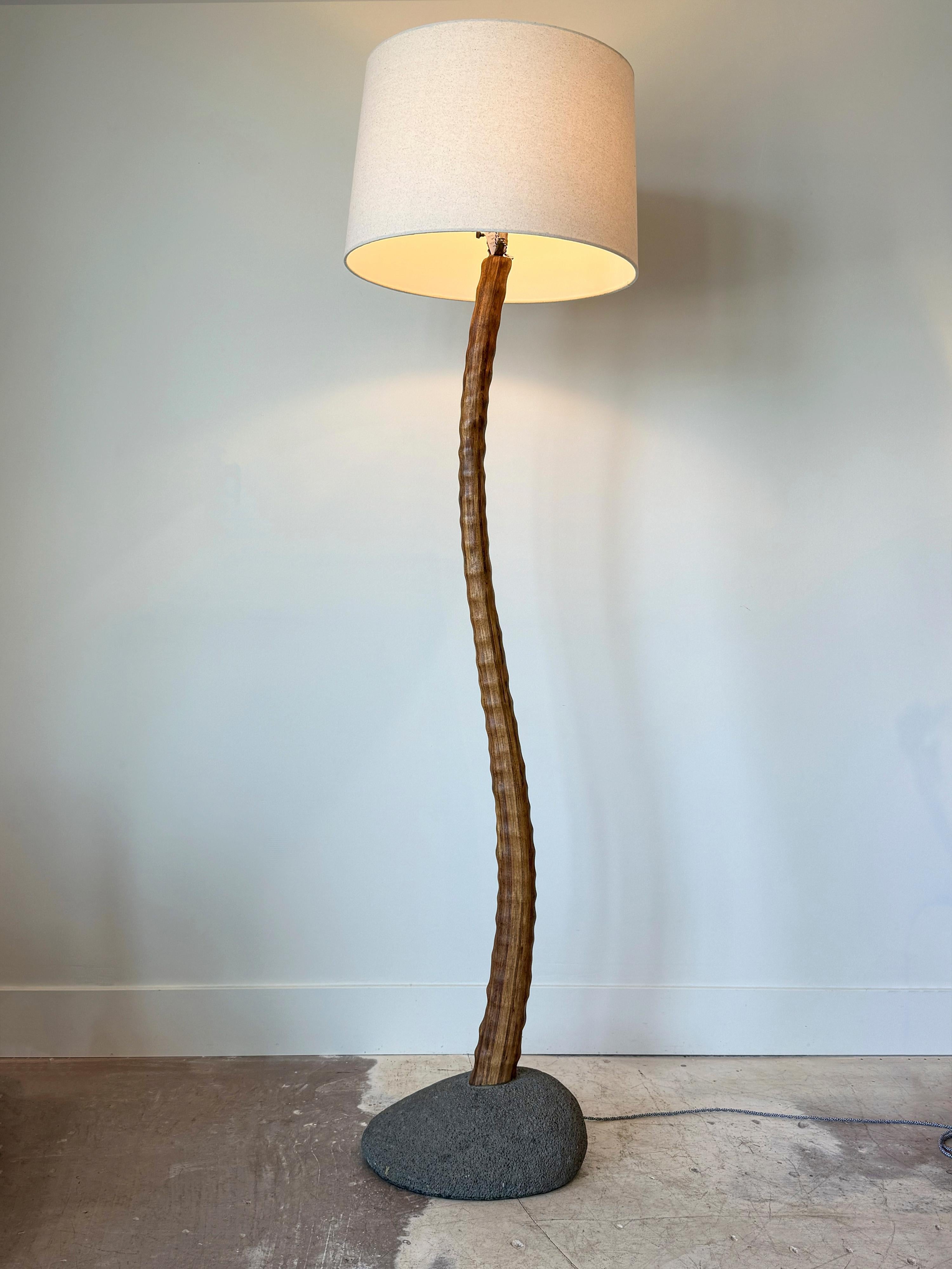 Handgefertigte Vintage-Stehlampe aus geschnitztem Koa-Sperrholz und Lavagestein. Signiert auf der Unterseite 