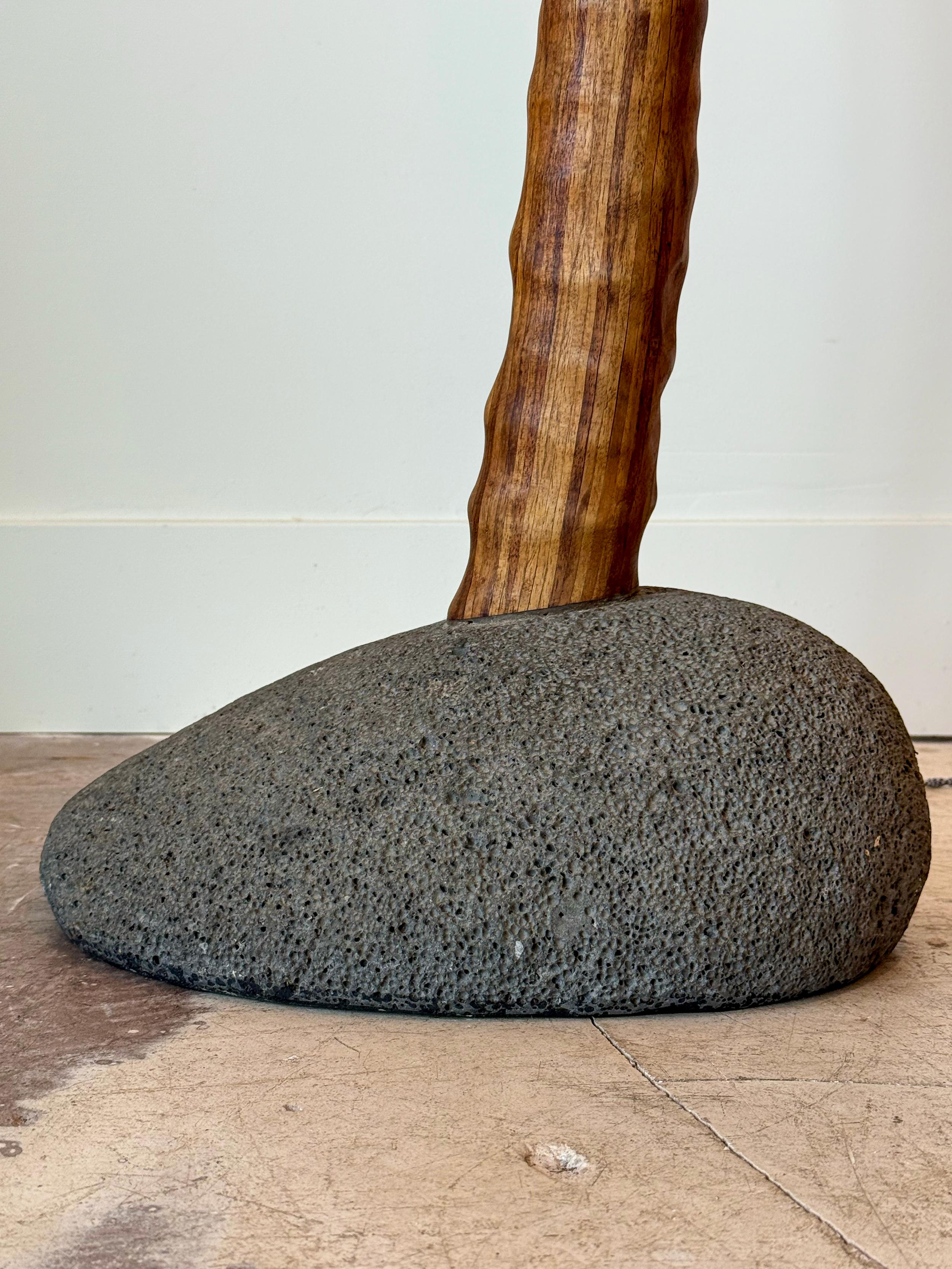 Vintage Handmade Koa Sperrholz und Lava Rock skulpturale Stehlampe (Organische Moderne) im Angebot