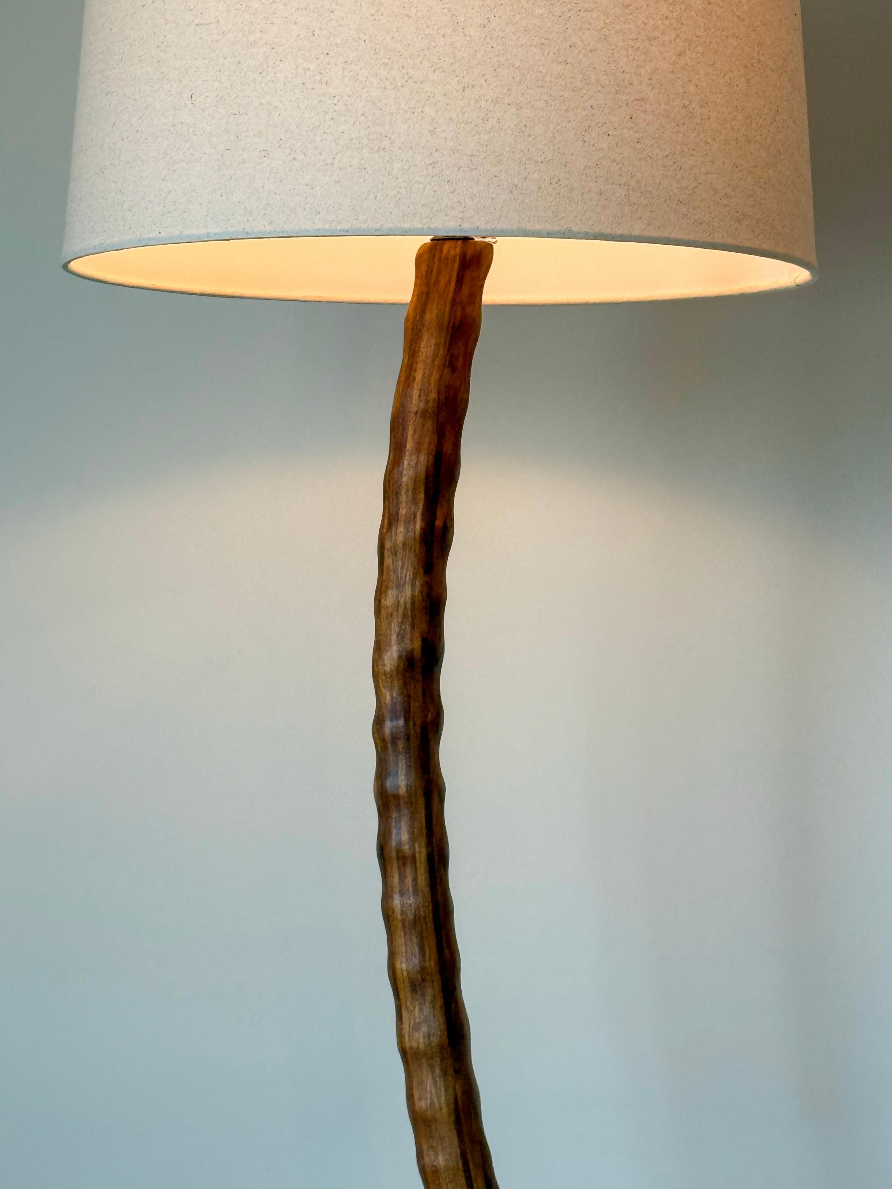 Vintage Handmade Koa Sperrholz und Lava Rock skulpturale Stehlampe (amerikanisch) im Angebot