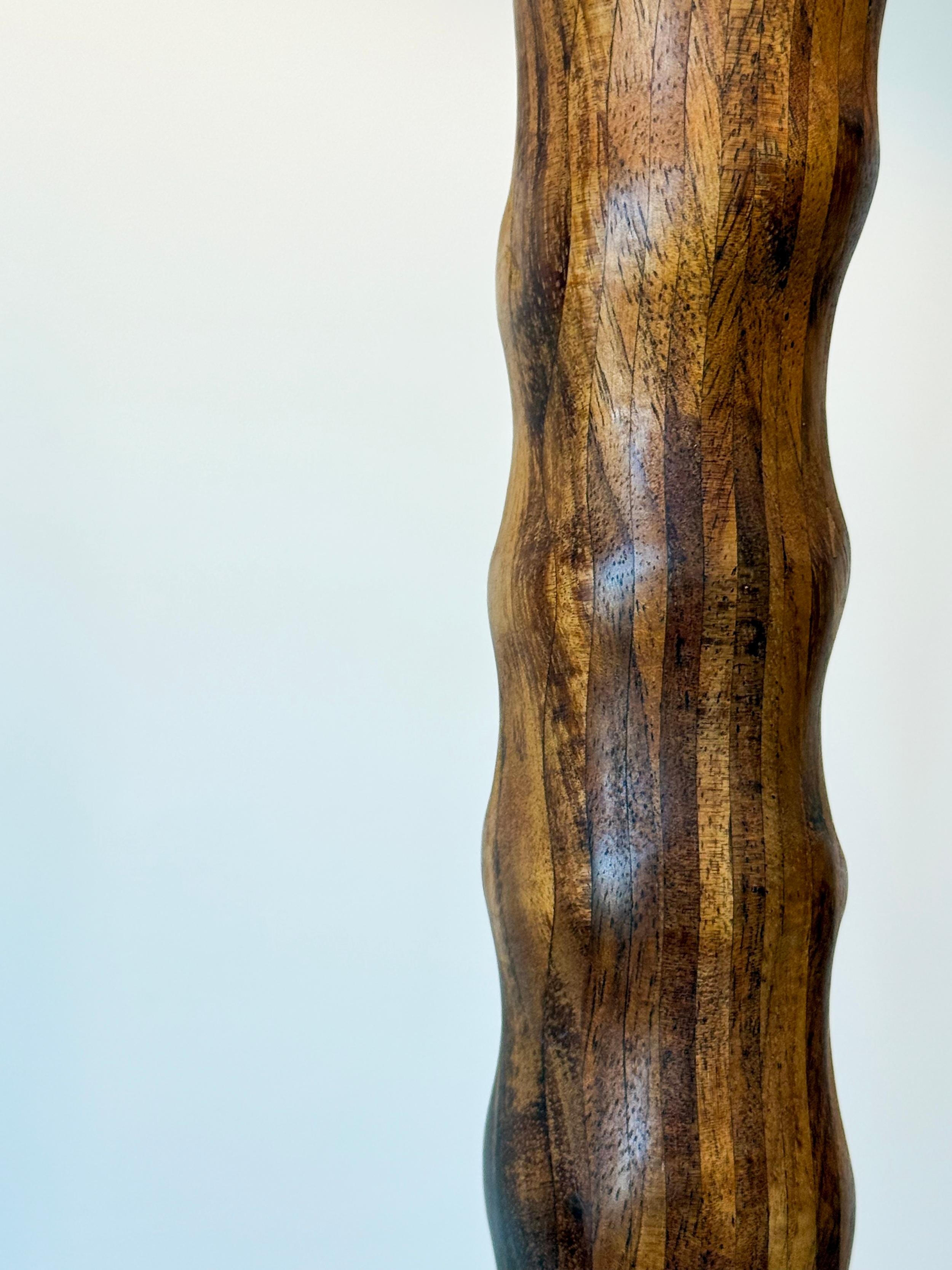 Vintage Handmade Koa Sperrholz und Lava Rock skulpturale Stehlampe (Geschnitzt) im Angebot
