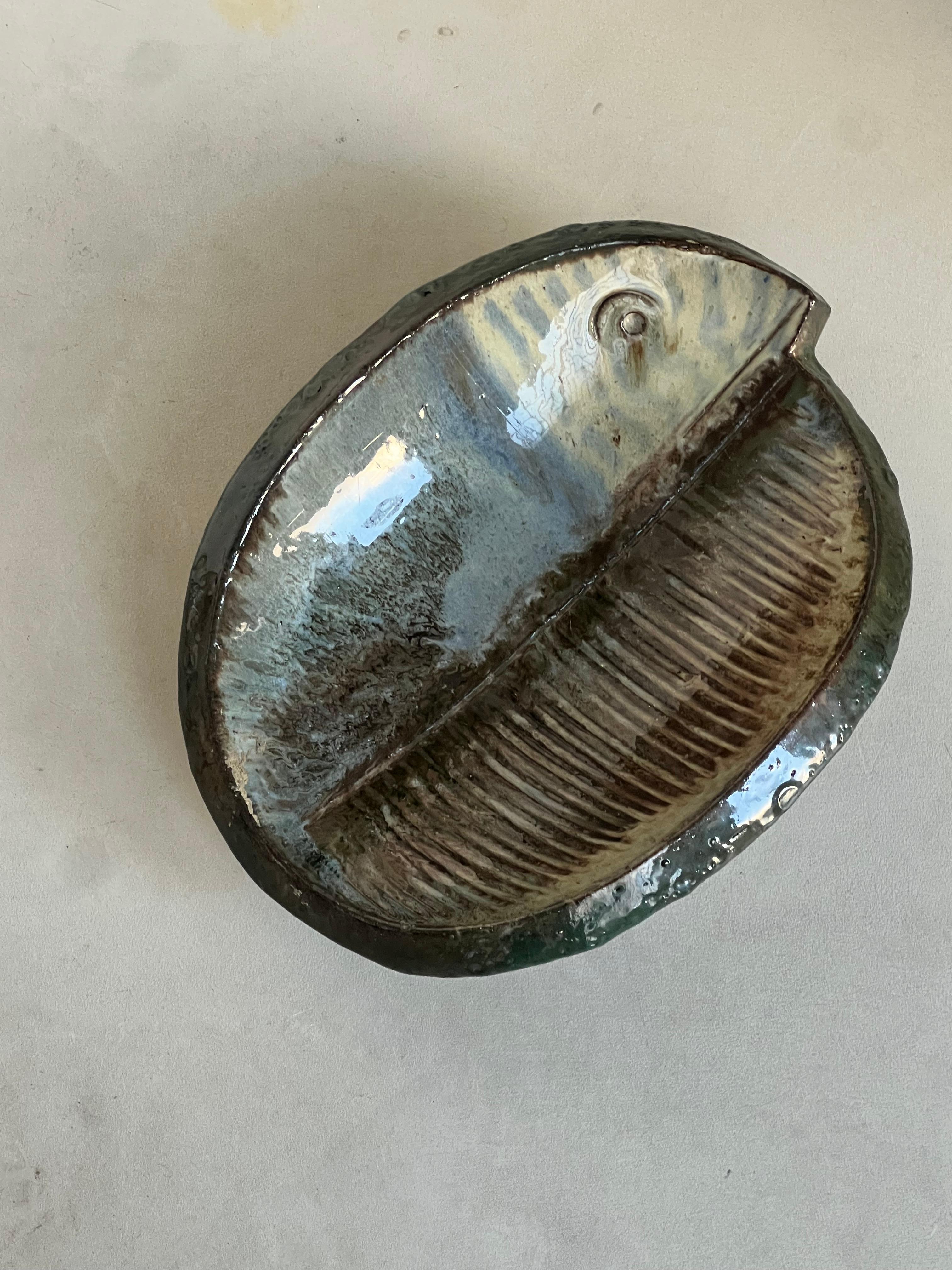 Vassoio grande in ceramica - Ceramica a tema Marin - Ceramica dipinta a mano da collezione 
In vendita c'è un vassoio in ceramica vintage, non comune e molto bello, fatto e dipinto a mano, decorato come un pesce nei toni del marrone, del verde scuro