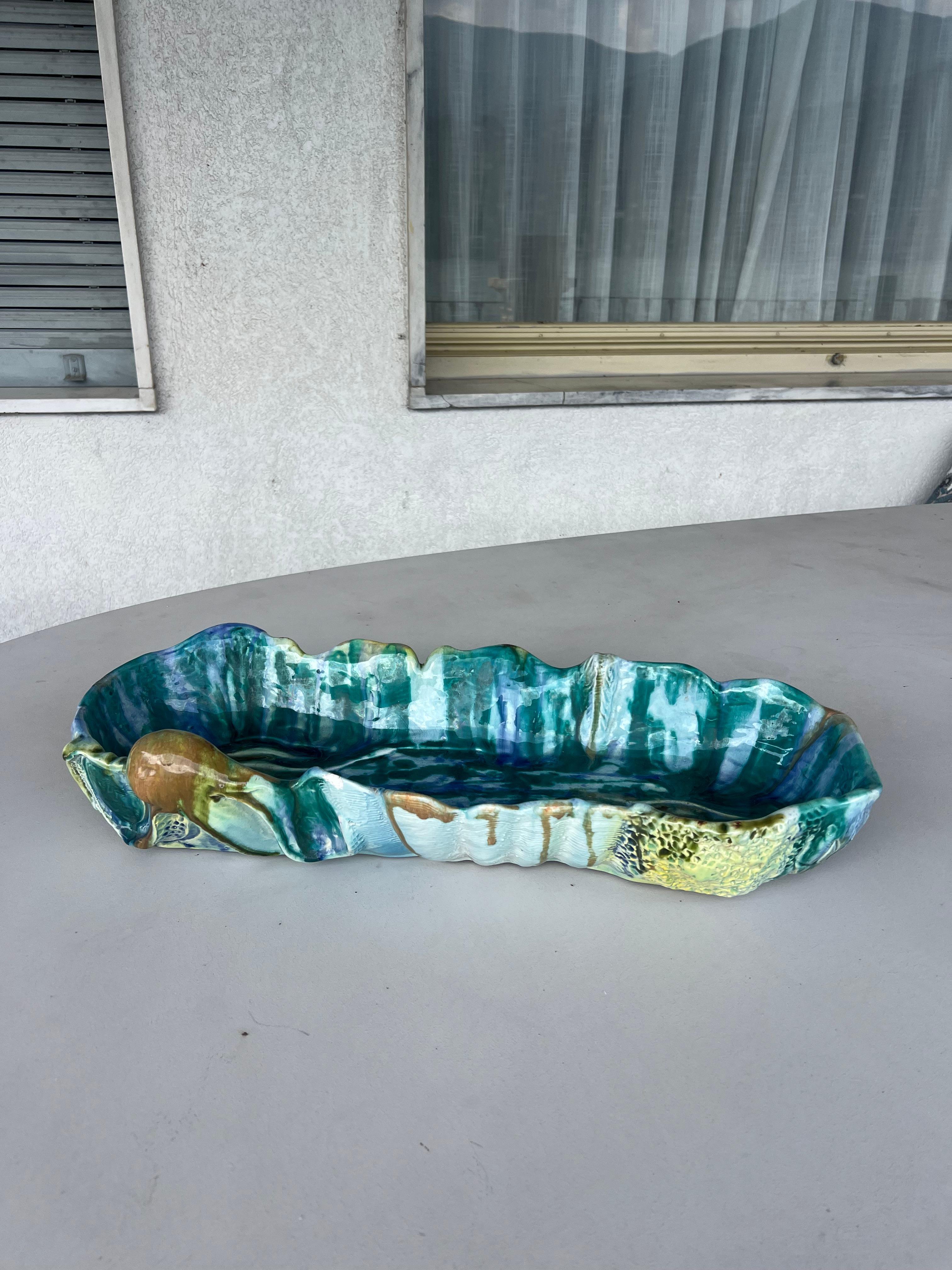 Bandeja de cerámica grande - Cerámica temática marina - Cerámica de colección pintada a mano

Se ofrece a la venta una bandeja de cerámica vintage, poco común y muy chula, hecha y pintada a mano, decorada con figuras marinas y acabada en tonos