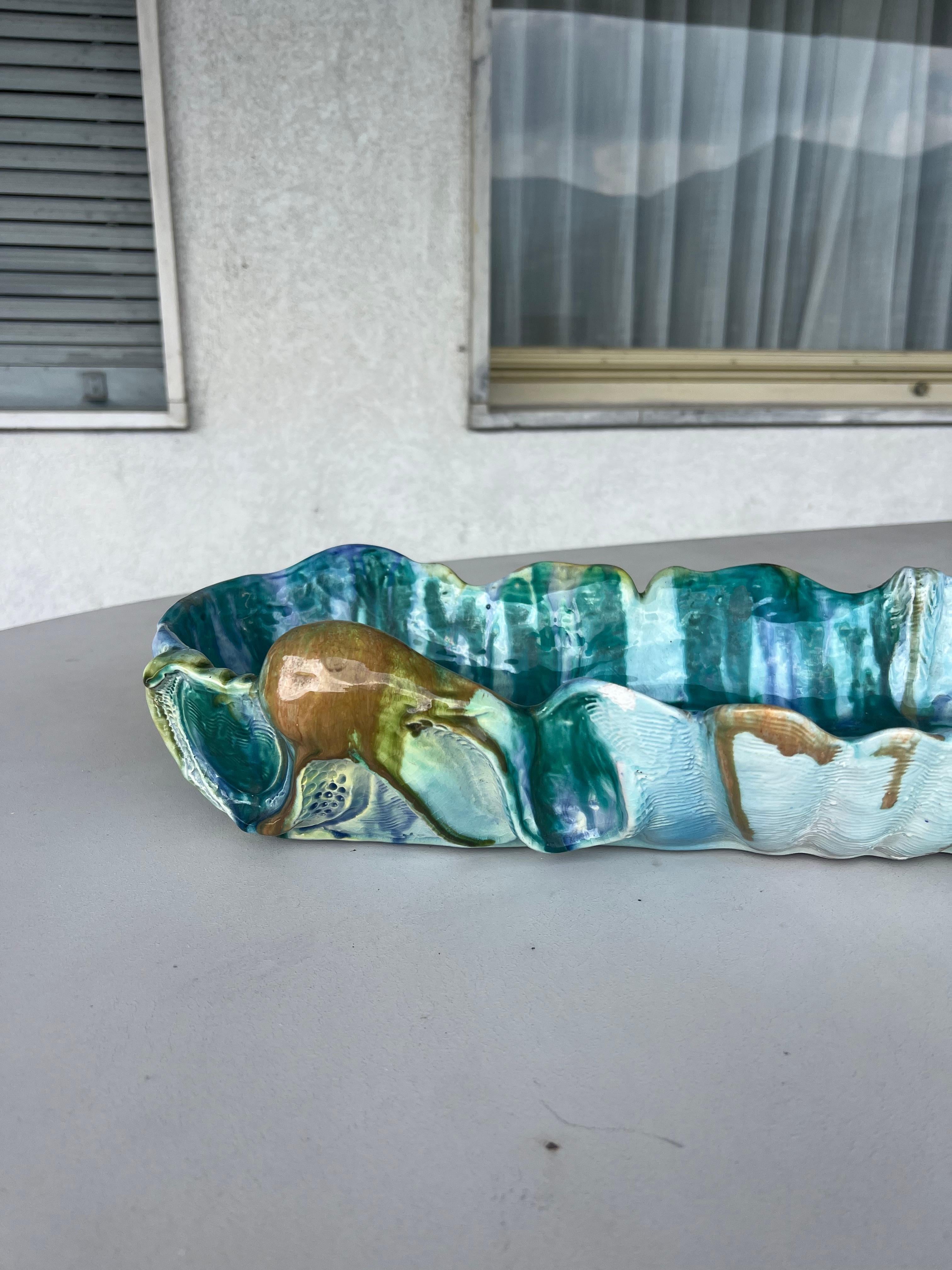 Bandeja de cerámica vintage con motivos marinos, verde, azul y amarilla, de colección, hecha a mano Moderno de mediados de siglo en venta