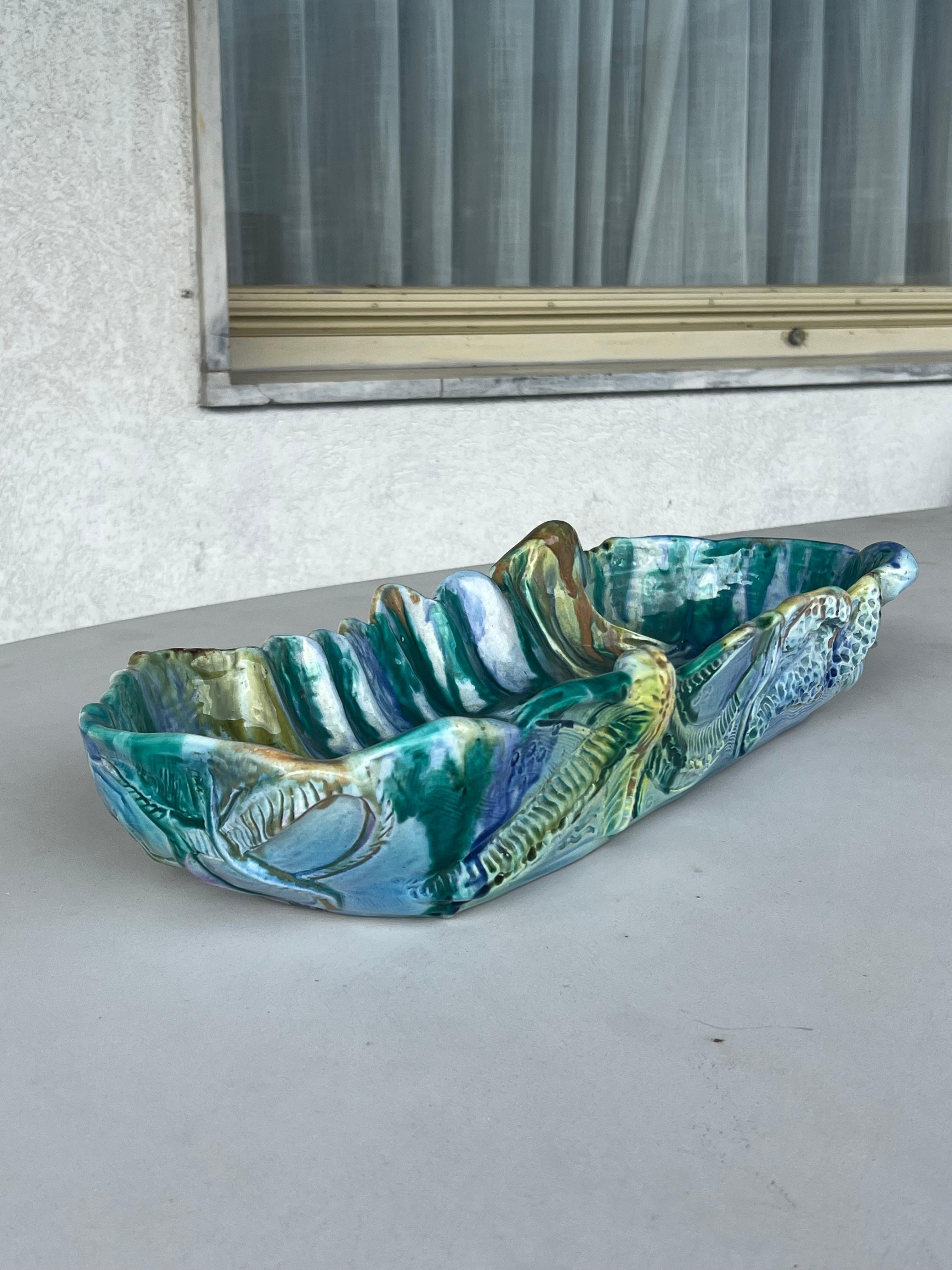 Bandeja de cerámica vintage con motivos marinos, verde, azul y amarilla, de colección, hecha a mano mediados del siglo XX en venta