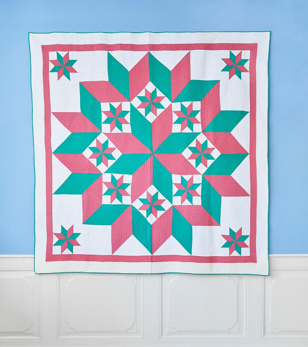 USA, 1930s

Mennonite Broken Star. Quilt in white, green and pink. 

Measures: H 200 x W 200 cm.