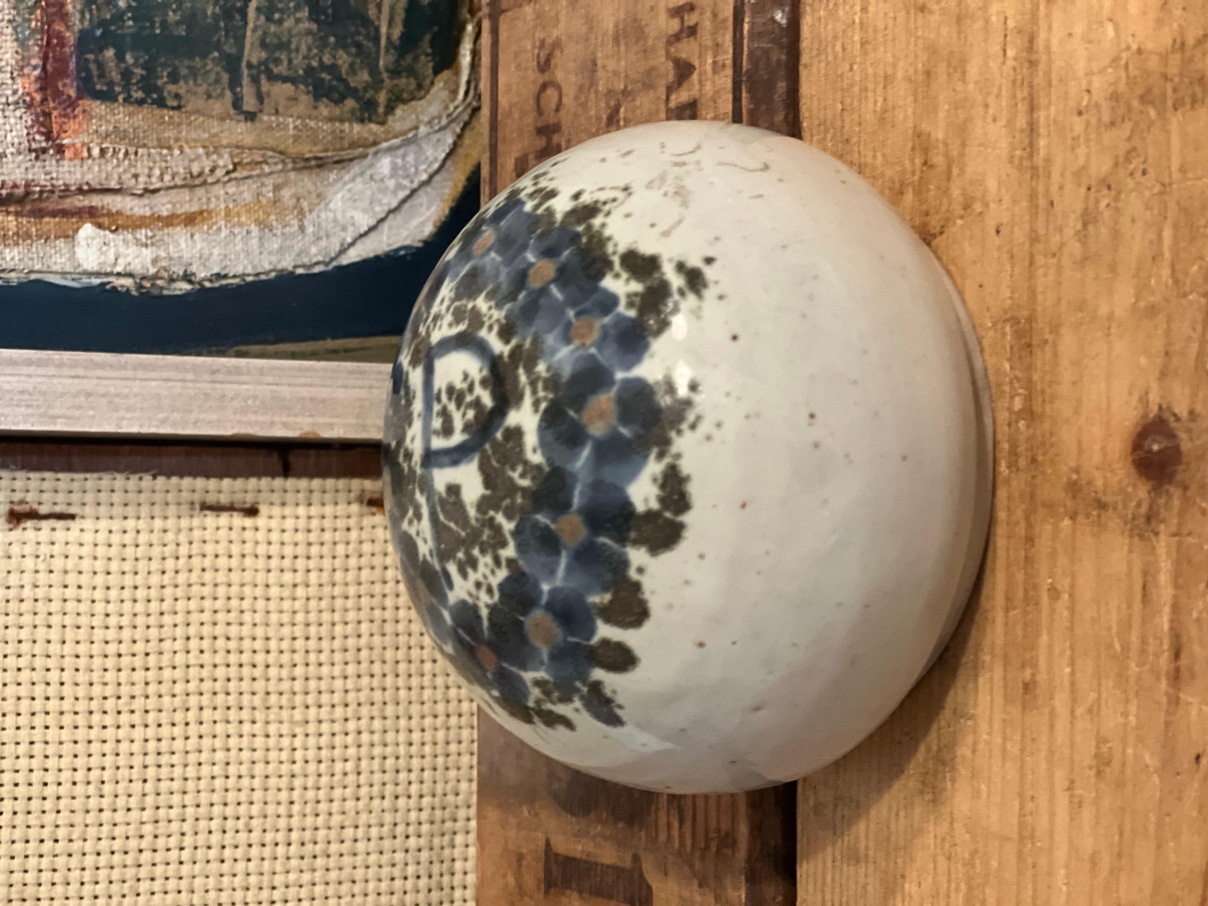 Escultura pisapapeles vintage de estilo moderno de mediados de siglo hecha a mano con motivos florales en venta 1