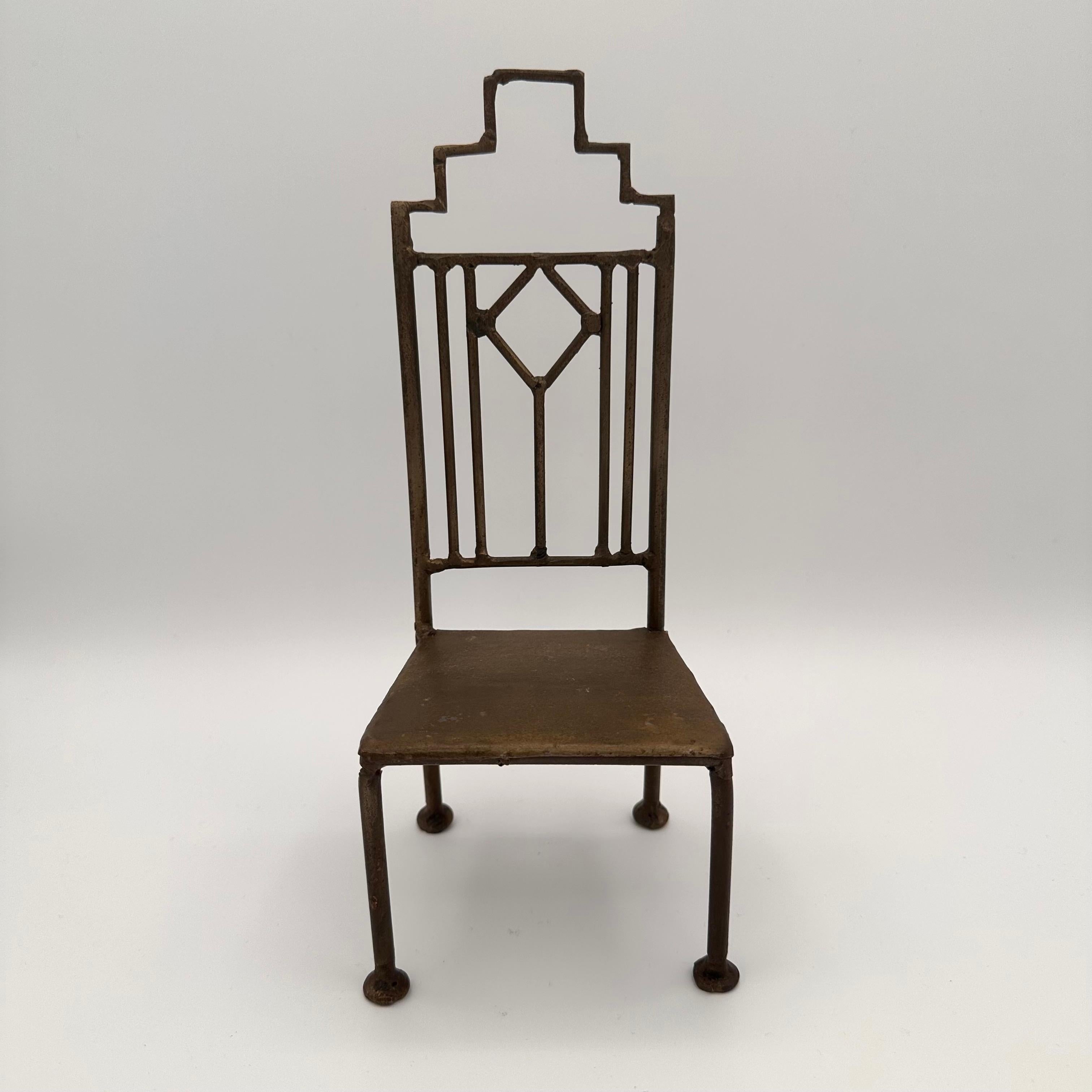 Handgefertigter Miniatur-Metallstuhl im Art-déco-Stil (Art déco) im Angebot