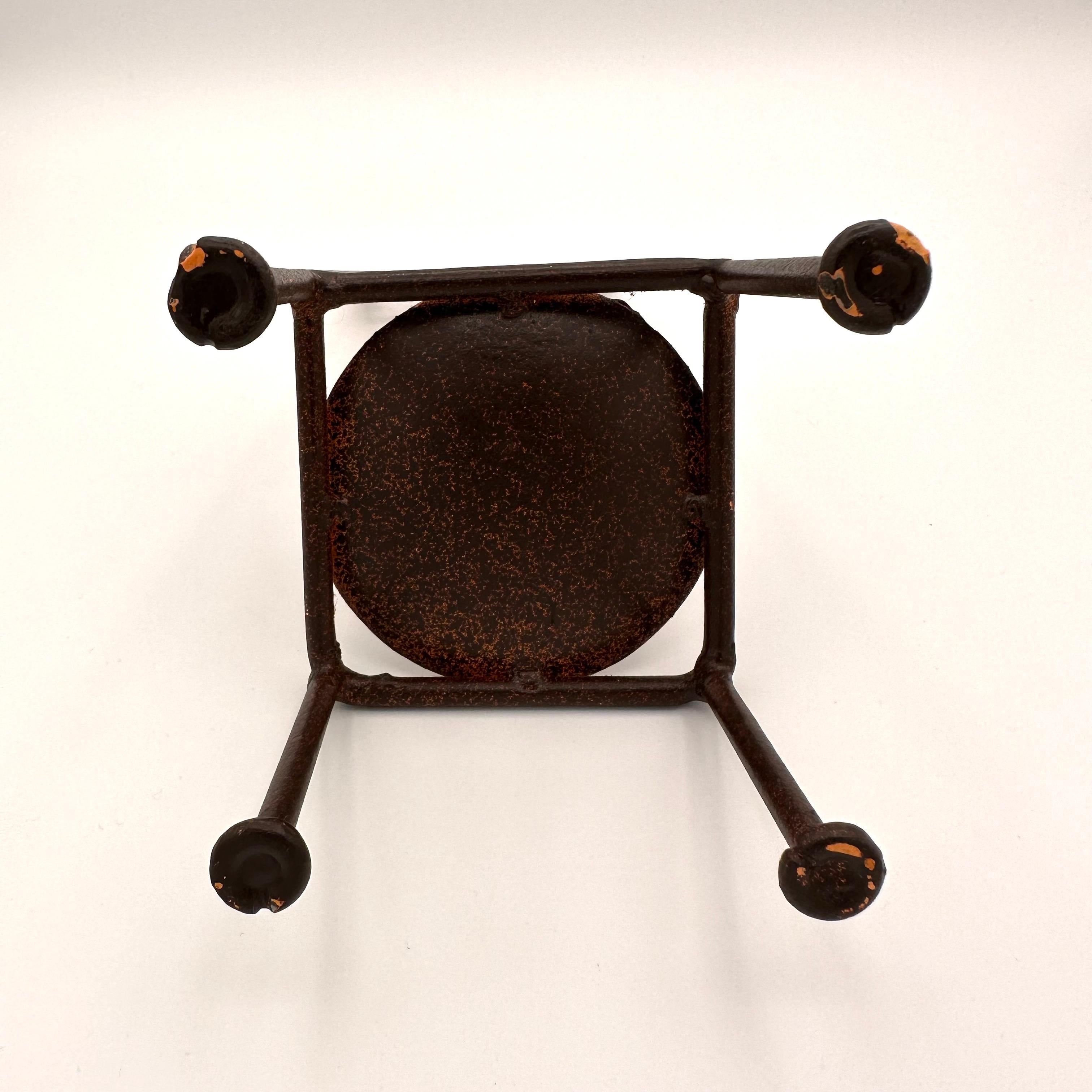 Vintage Handmade Miniature Metall Stuhl mit Stick Figur Person Motiv im Angebot 7