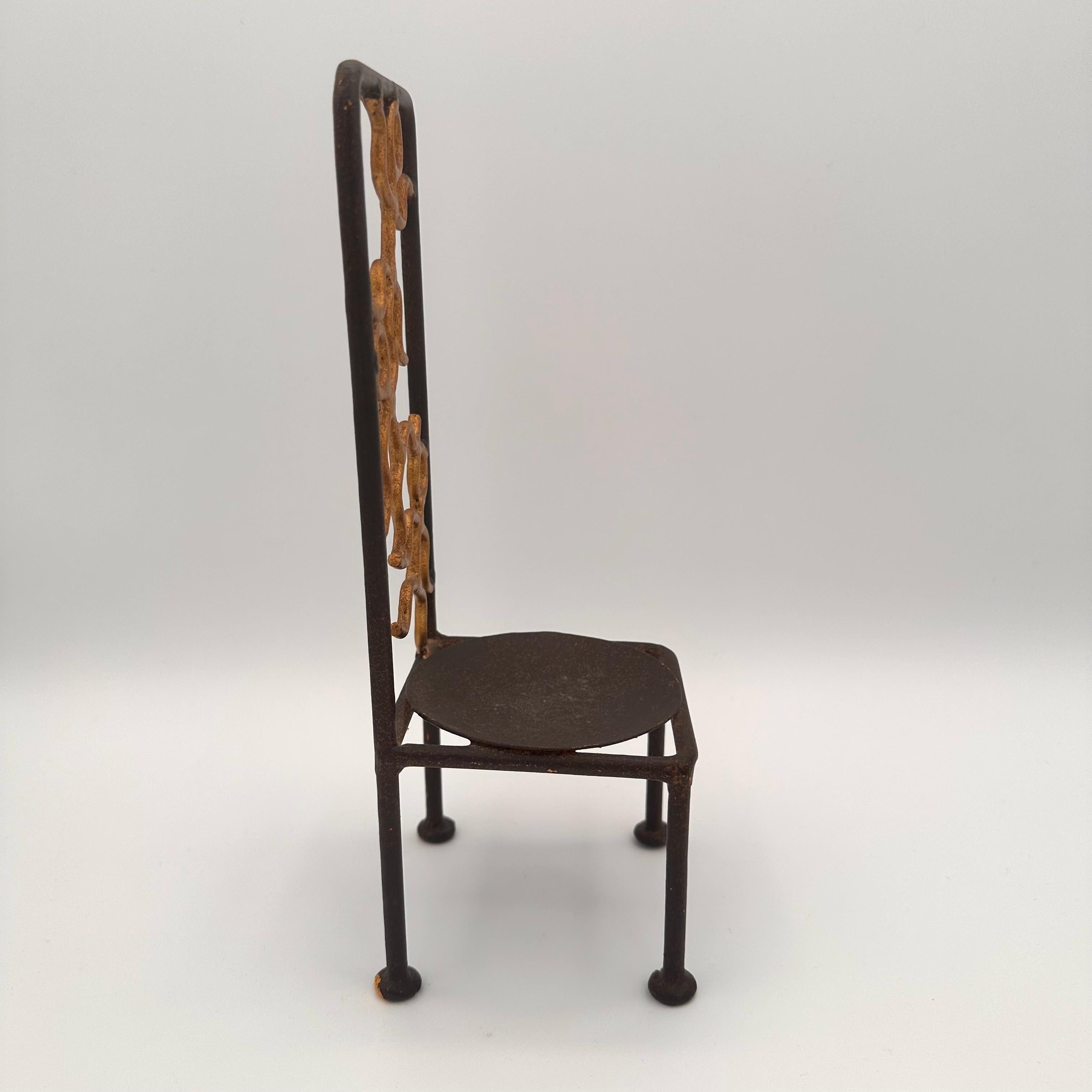 Vintage Handmade Miniature Metall Stuhl mit Stick Figur Person Motiv im Angebot 1