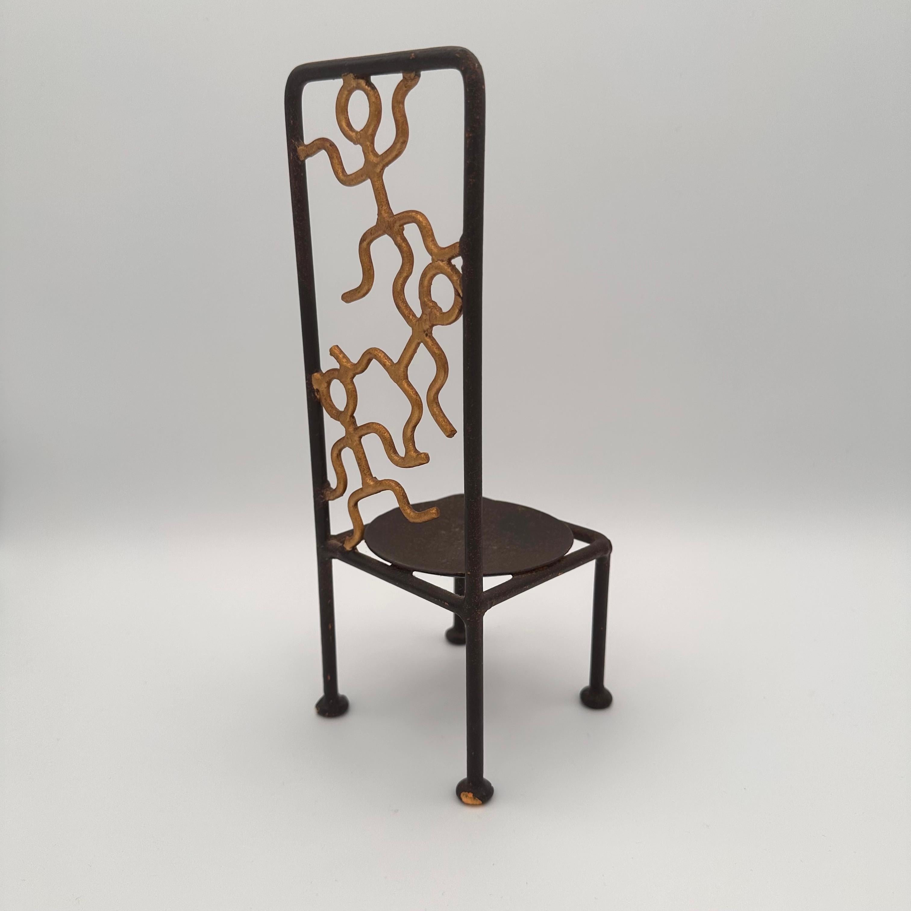 Vintage Handmade Miniature Metall Stuhl mit Stick Figur Person Motiv im Angebot 2