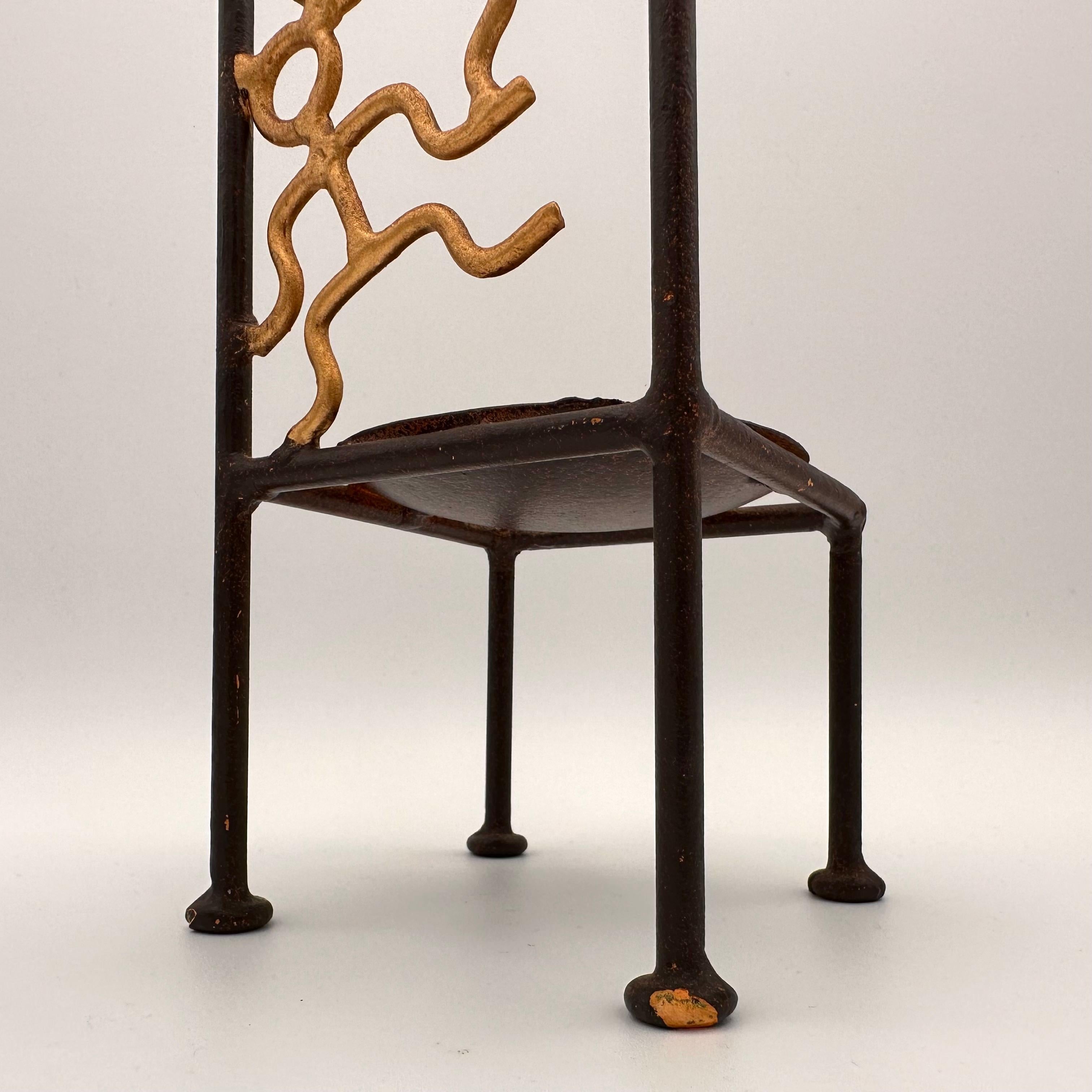 Vintage Handmade Miniature Metall Stuhl mit Stick Figur Person Motiv im Angebot 3