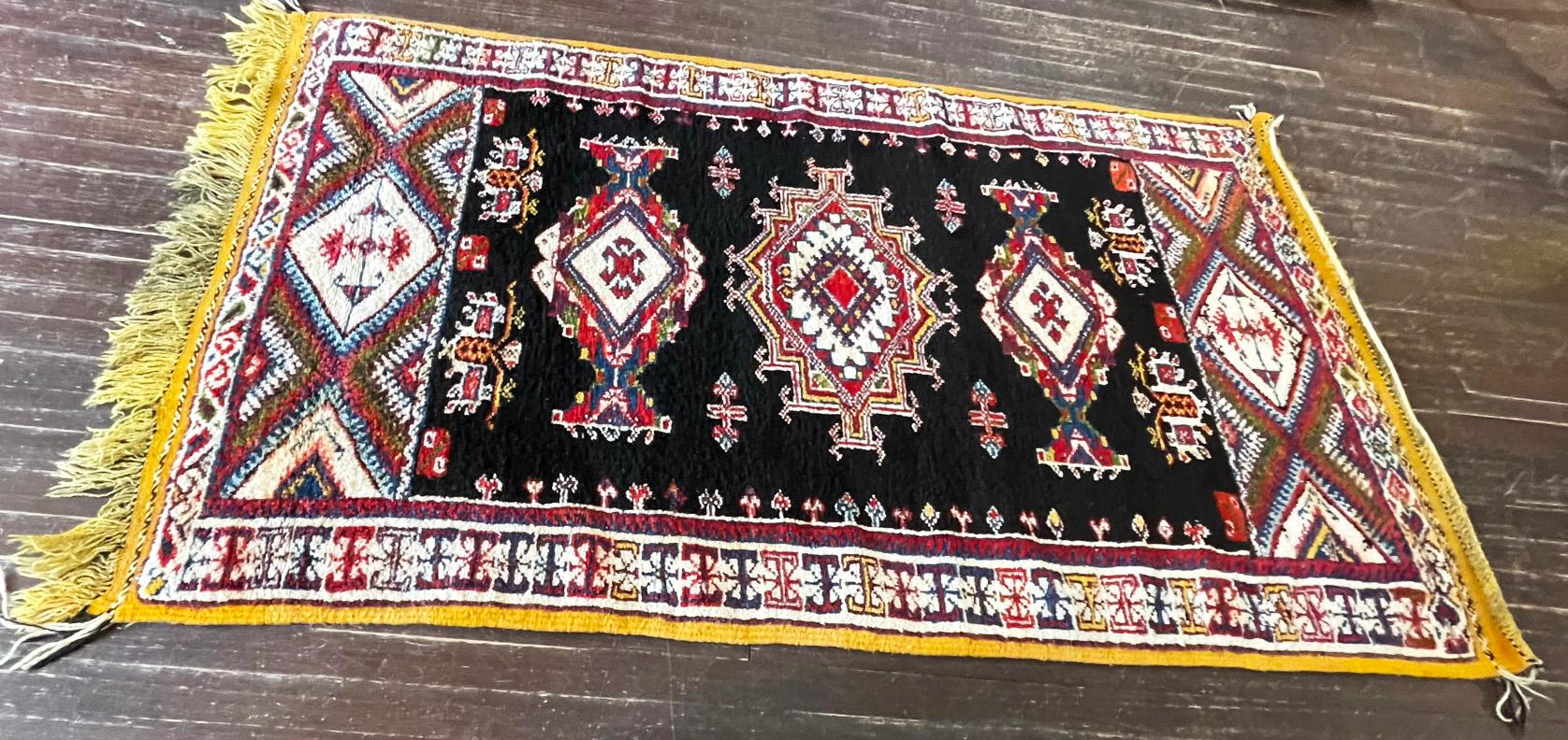 Handgefertigter marokkanischer Vintage-Teppich, circa 1960er Jahre (Handgeknüpft) im Angebot