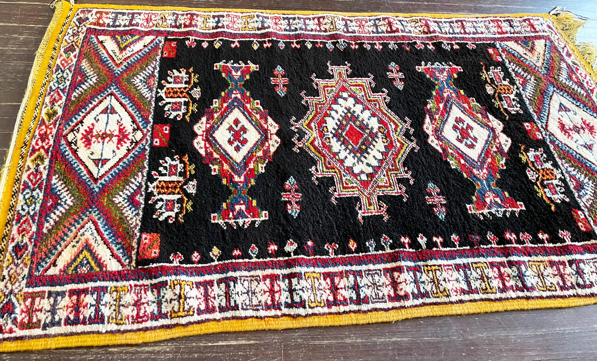 Handgefertigter marokkanischer Vintage-Teppich, circa 1960er Jahre im Angebot 1