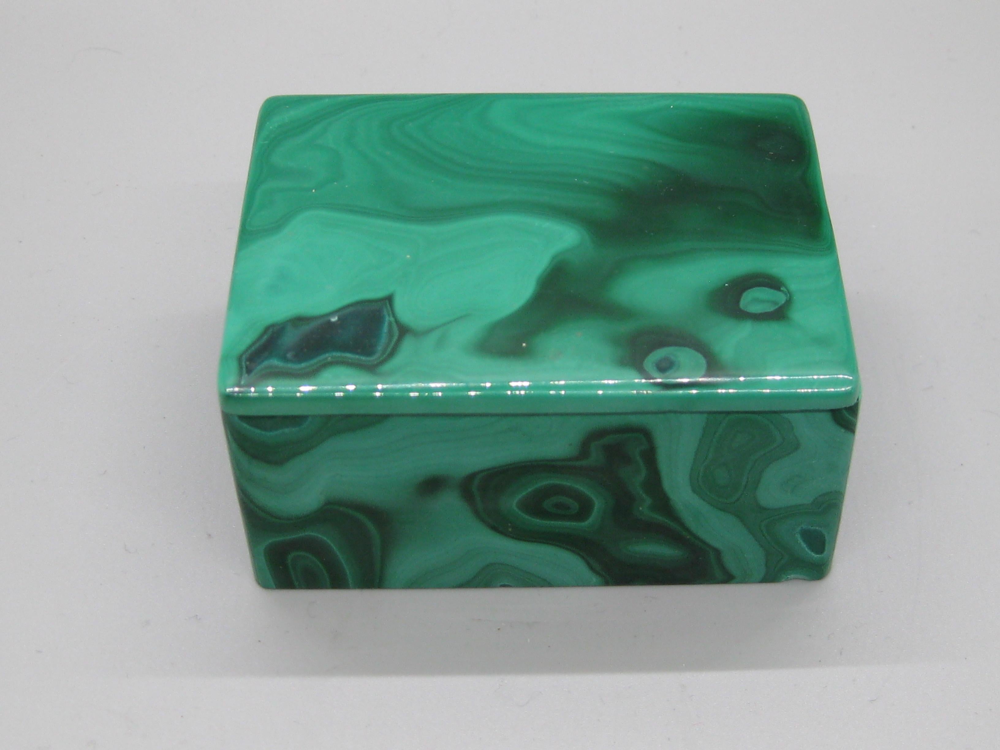 Preciosa caja decorativa artesanal con tapa de piedra de malaquita verde natural. La caja tiene una forma y un diseño maravillosos. La piedra malaquita tiene un gran color y dibujos naturales. La parte superior sale como debe y queda bien. Mide