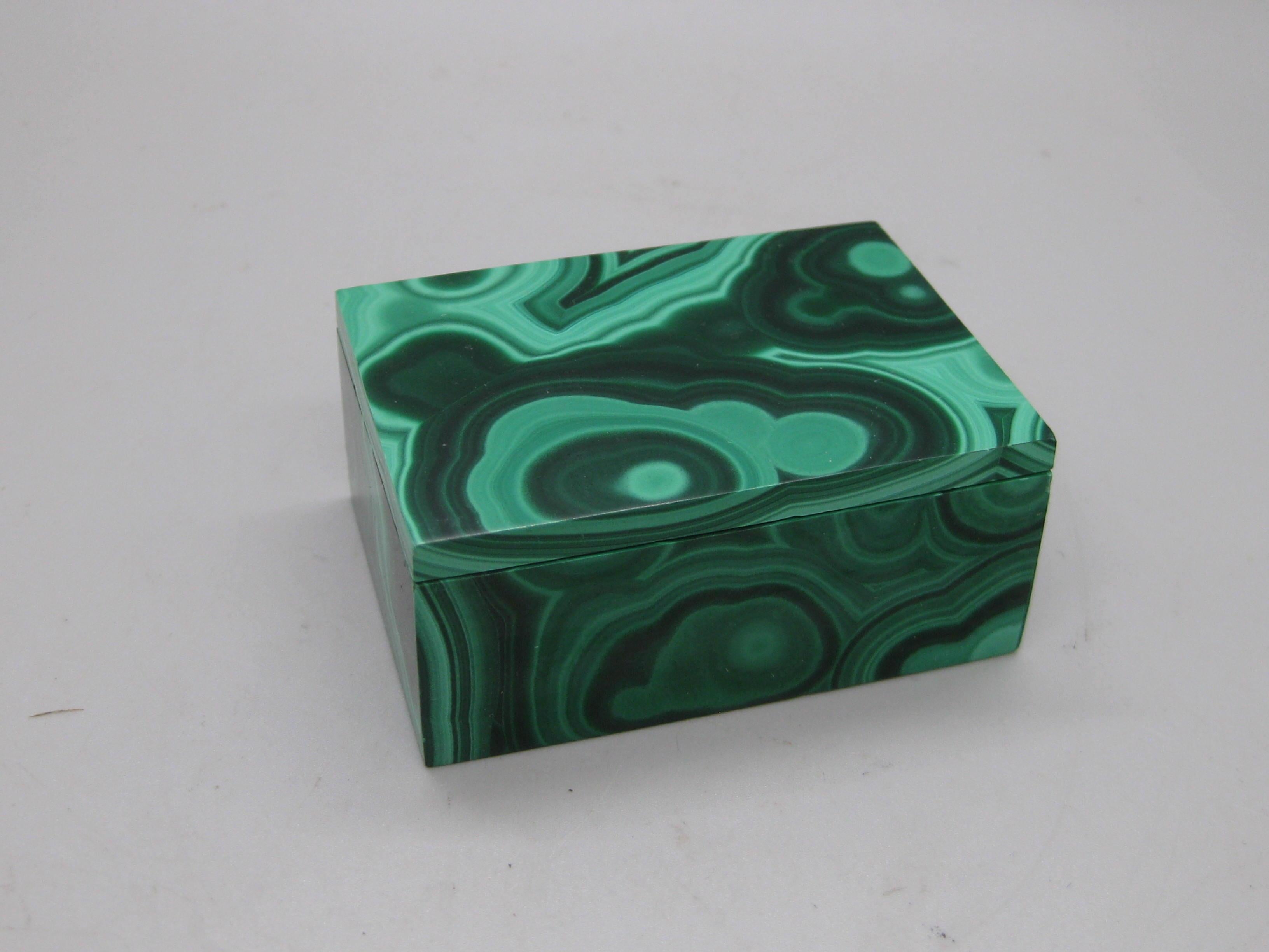 Preciosa caja decorativa artesanal con tapa de piedra de malaquita verde natural. La caja tiene una forma y un diseño maravillosos. La piedra malaquita tiene un gran color y dibujos naturales. La parte superior sale como debe y queda bien. Mide