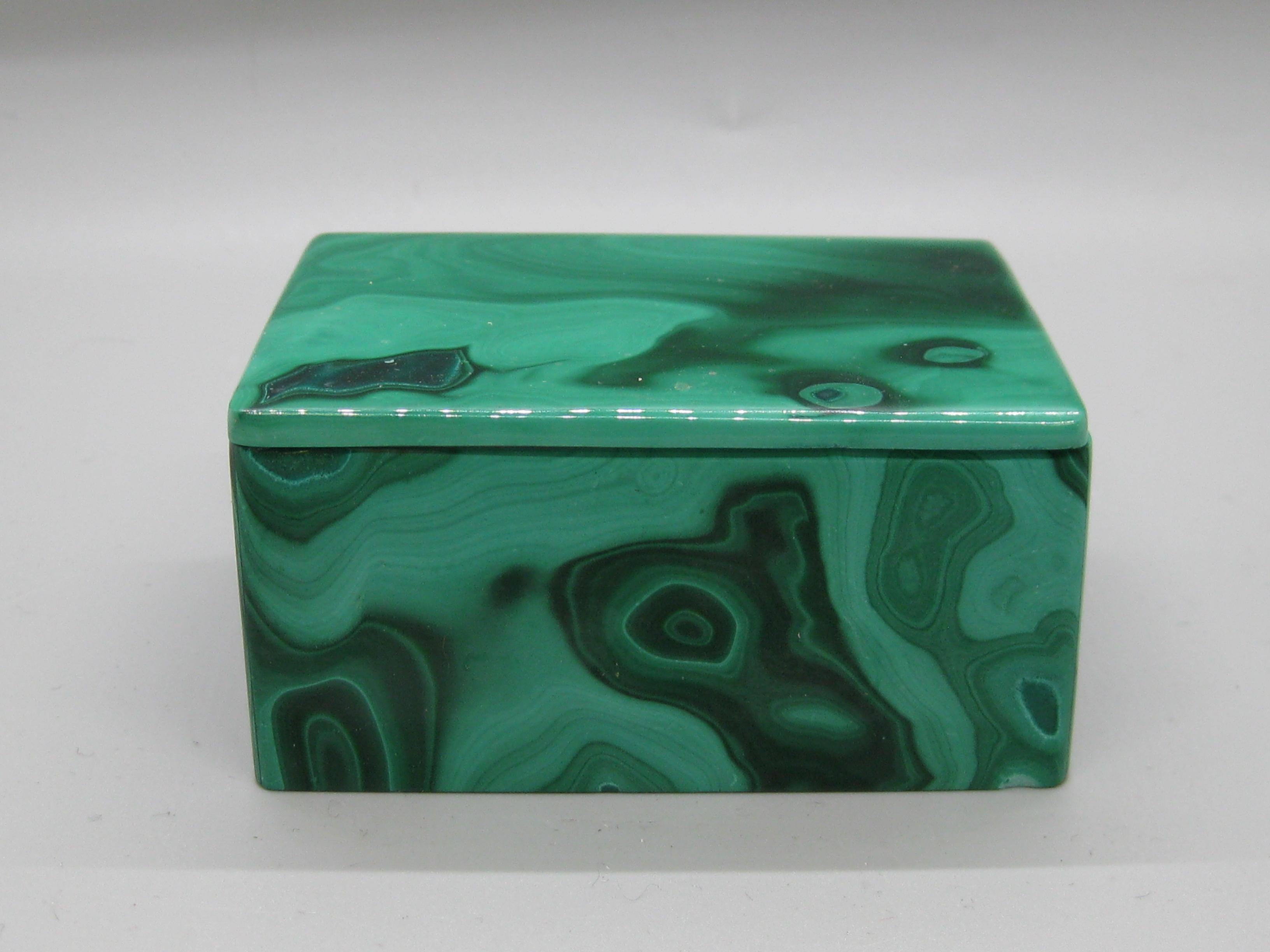 Caja de baratijas con tapa hecha a mano con piedra de malaquita natural Italia Hecho a mano en venta