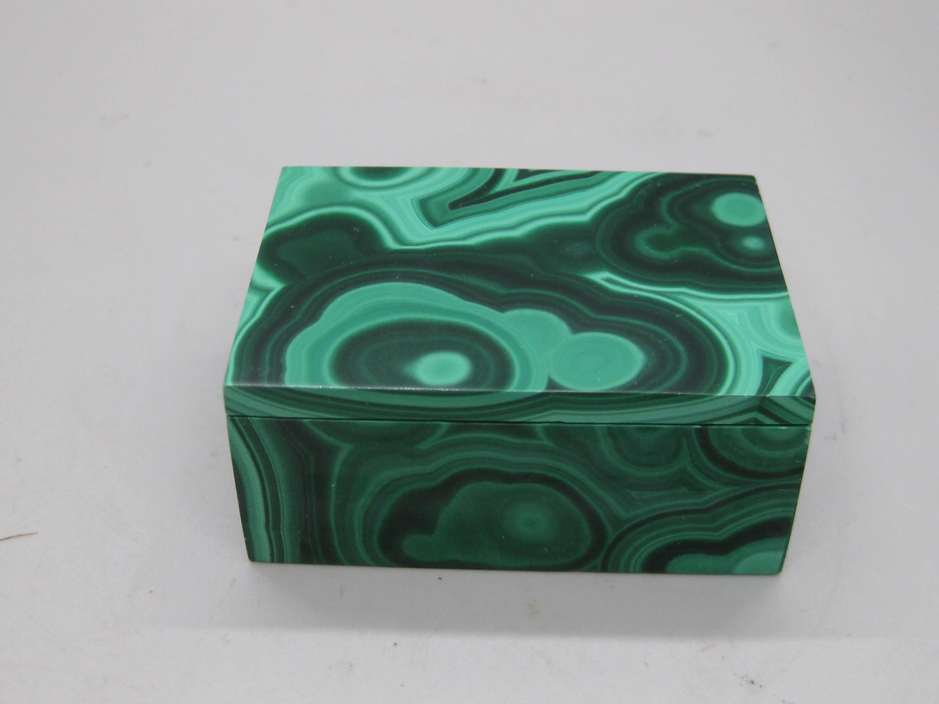 Caja de baratijas con tapa hecha a mano con piedra de malaquita natural Italia Hecho a mano en venta