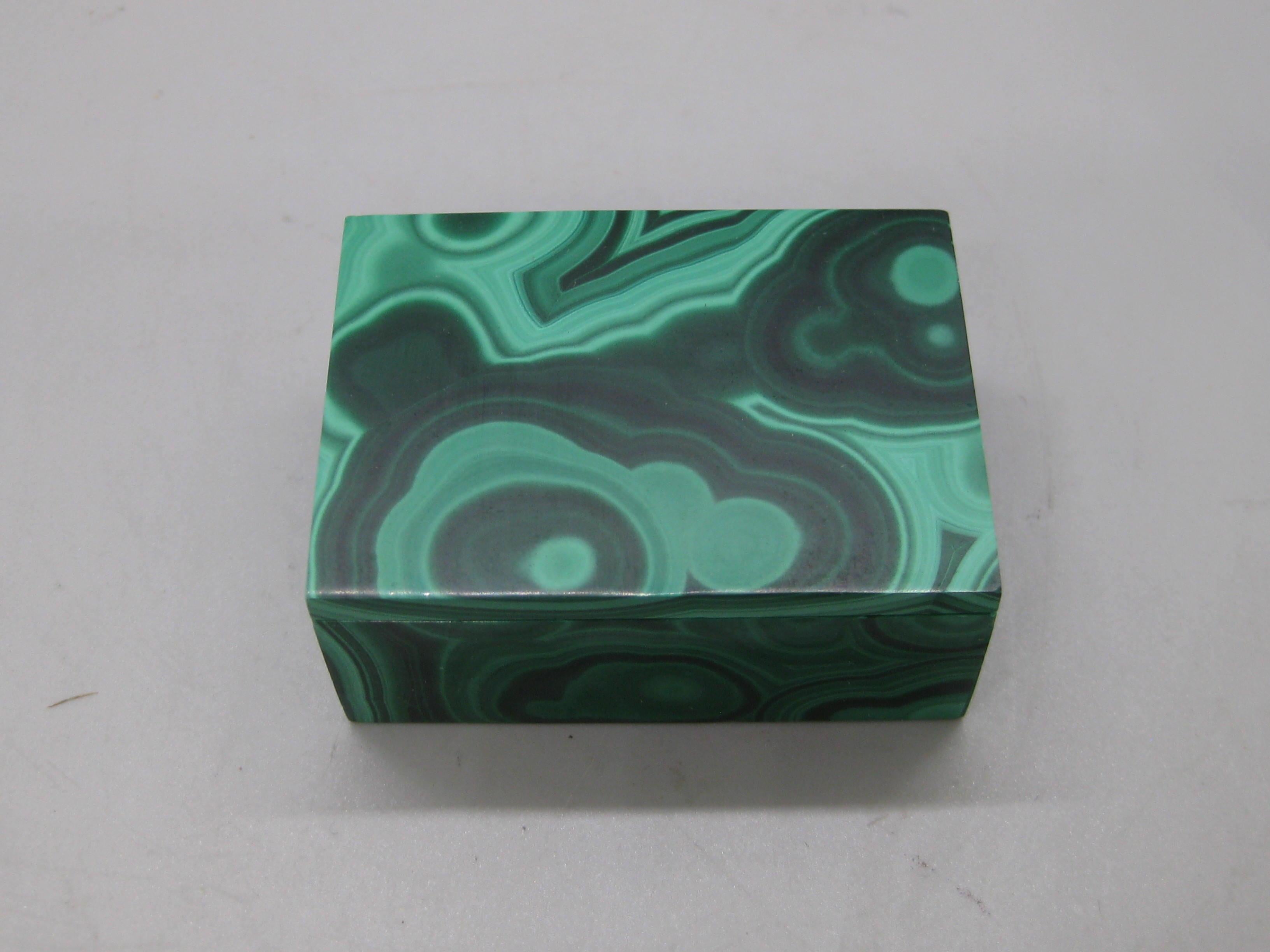 Caja de baratijas con tapa hecha a mano con piedra de malaquita natural Italia en Excelente estado para la venta en San Diego, CA