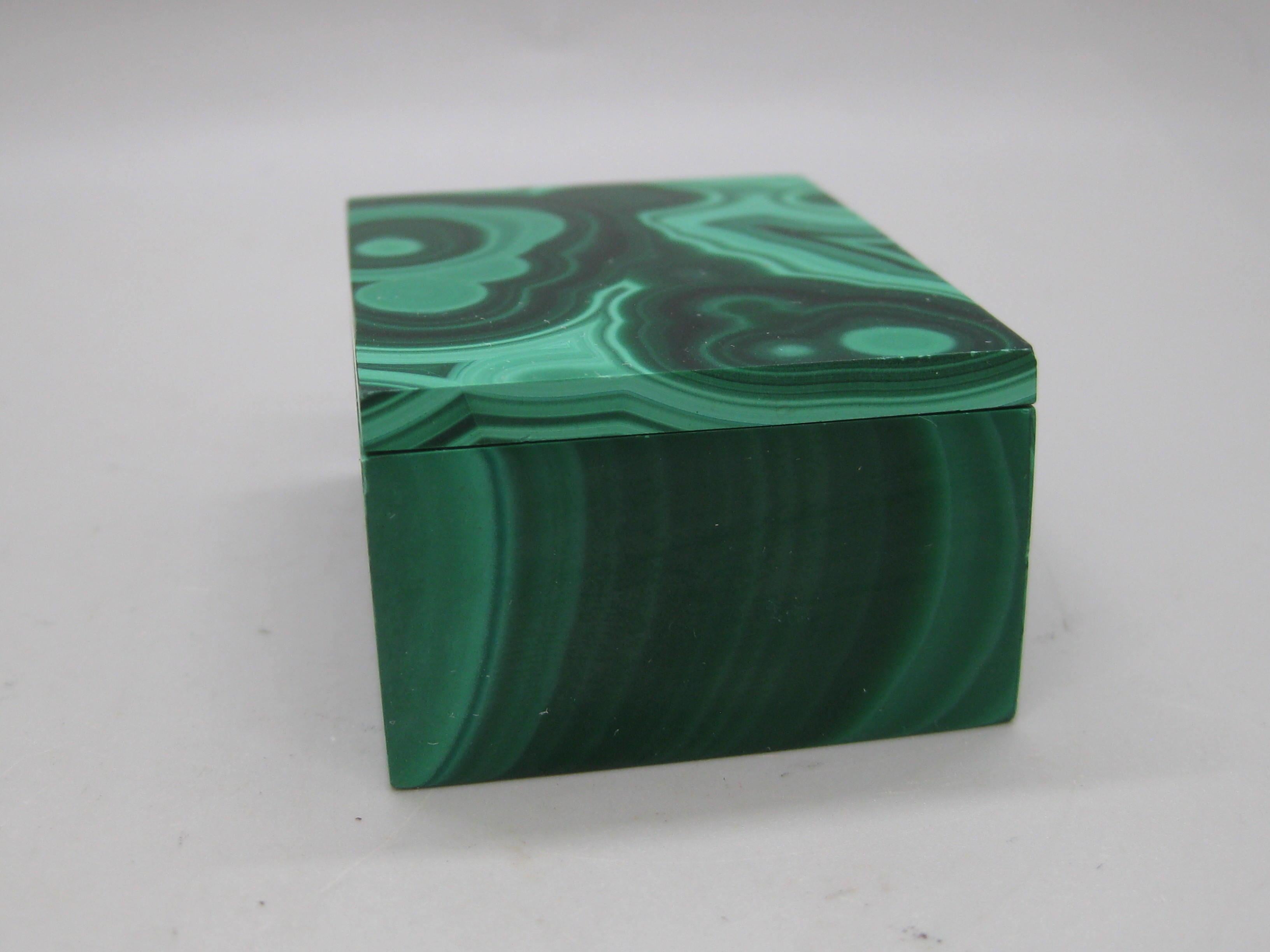 Caja de baratijas con tapa hecha a mano con piedra de malaquita natural Italia siglo XX en venta
