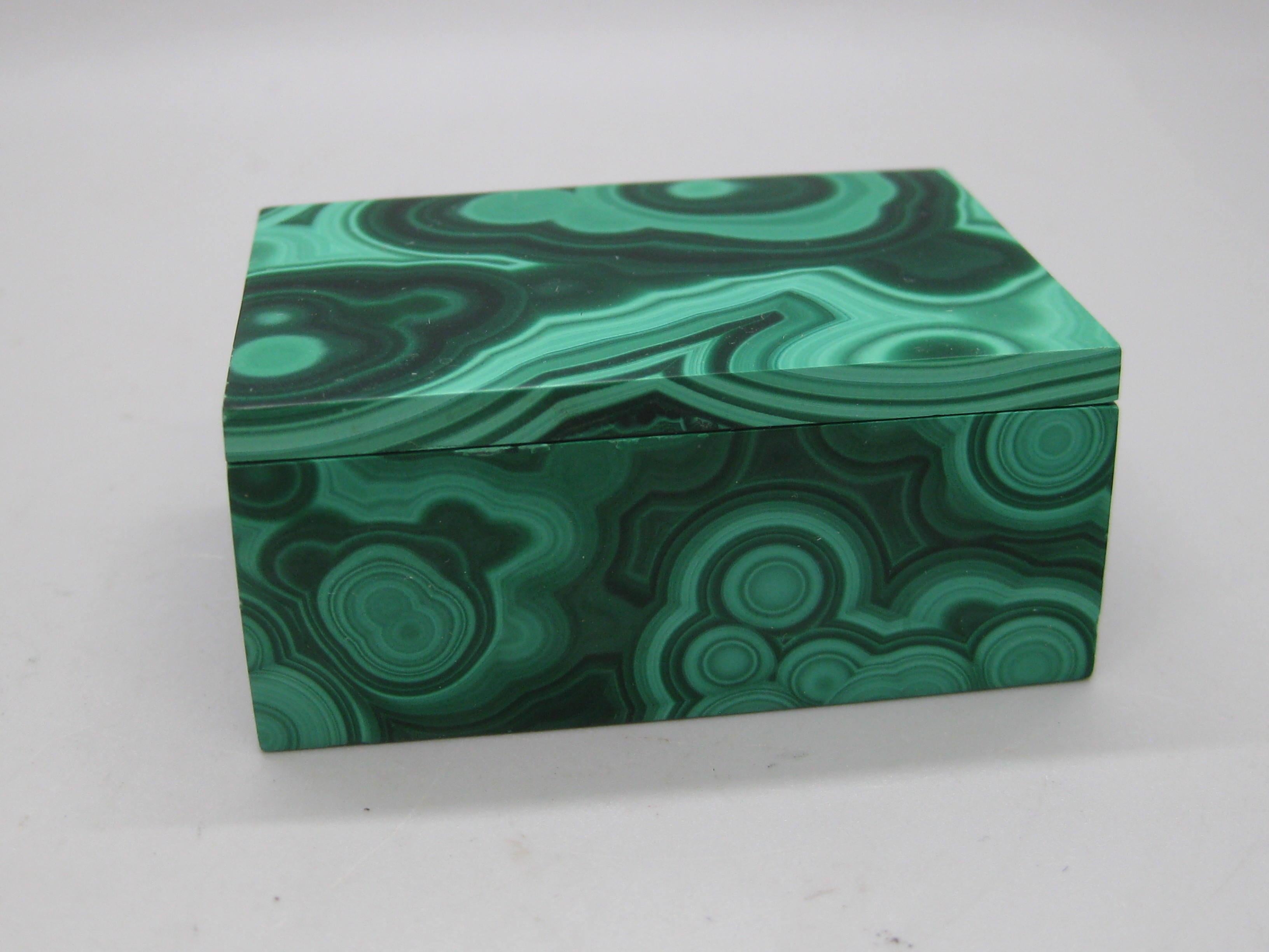 Caja de baratijas con tapa hecha a mano con piedra de malaquita natural Italia Malaquita en venta