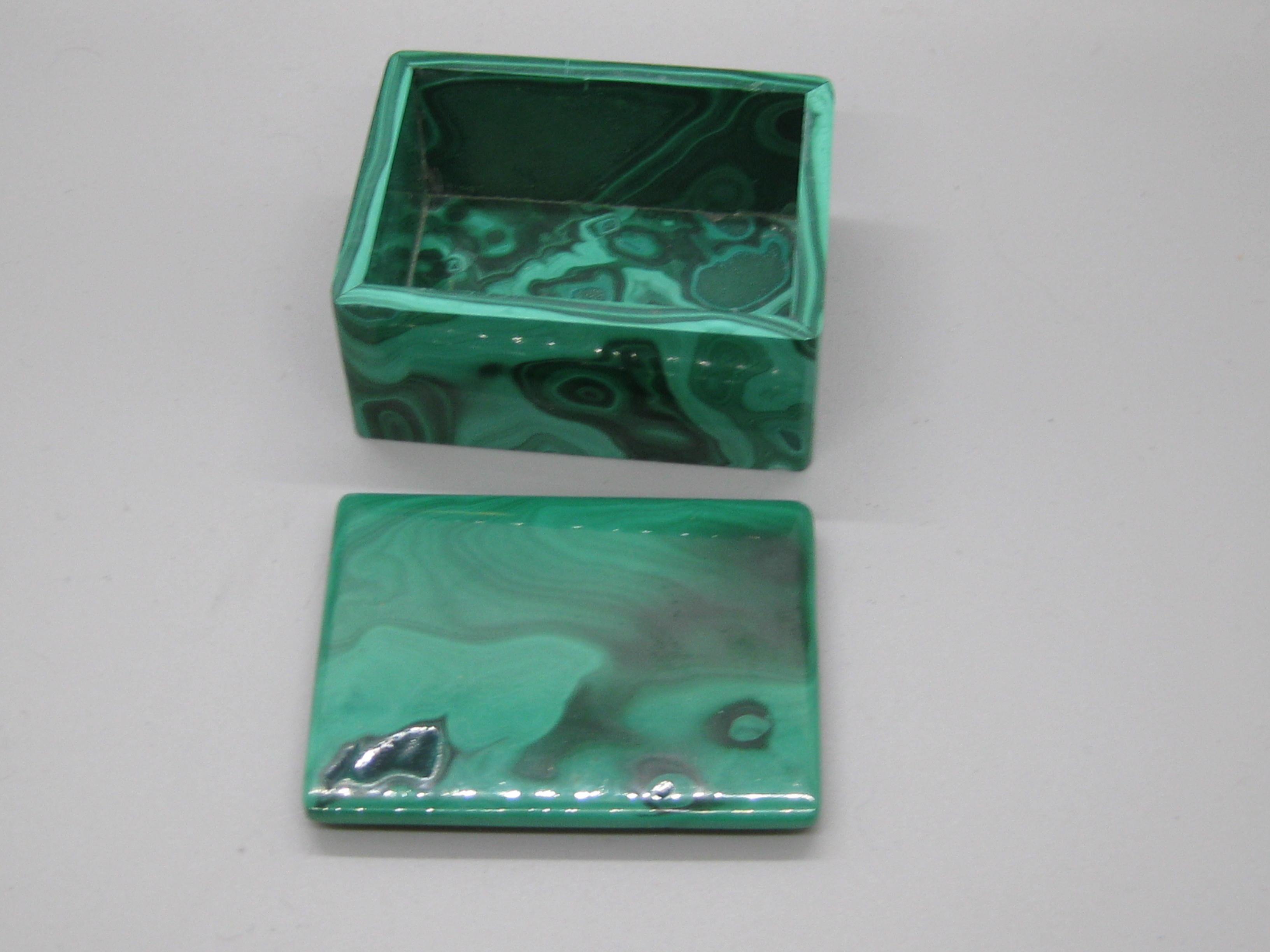 Caja de baratijas con tapa hecha a mano con piedra de malaquita natural Italia en venta 2