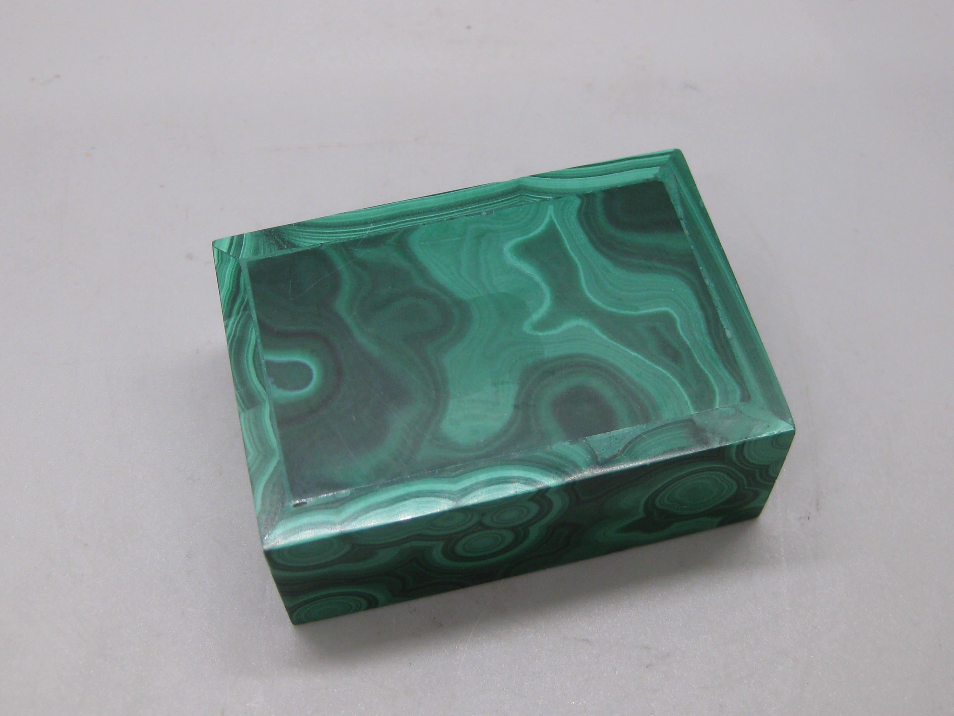 Caja de baratijas con tapa hecha a mano con piedra de malaquita natural Italia en venta 2