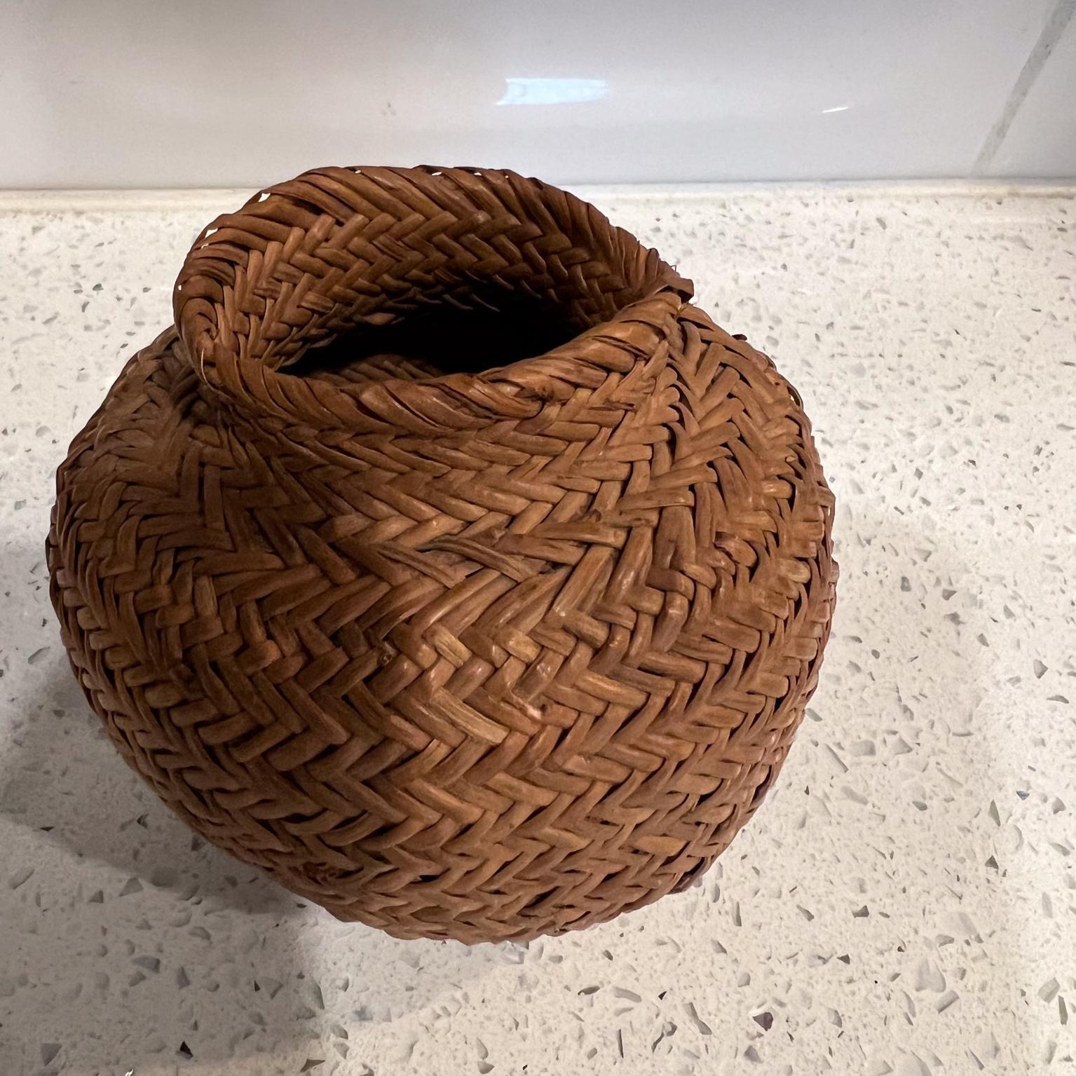 Vintage Handmade Natural Woven Mini Basket  In Good Condition For Sale In Chula Vista, CA