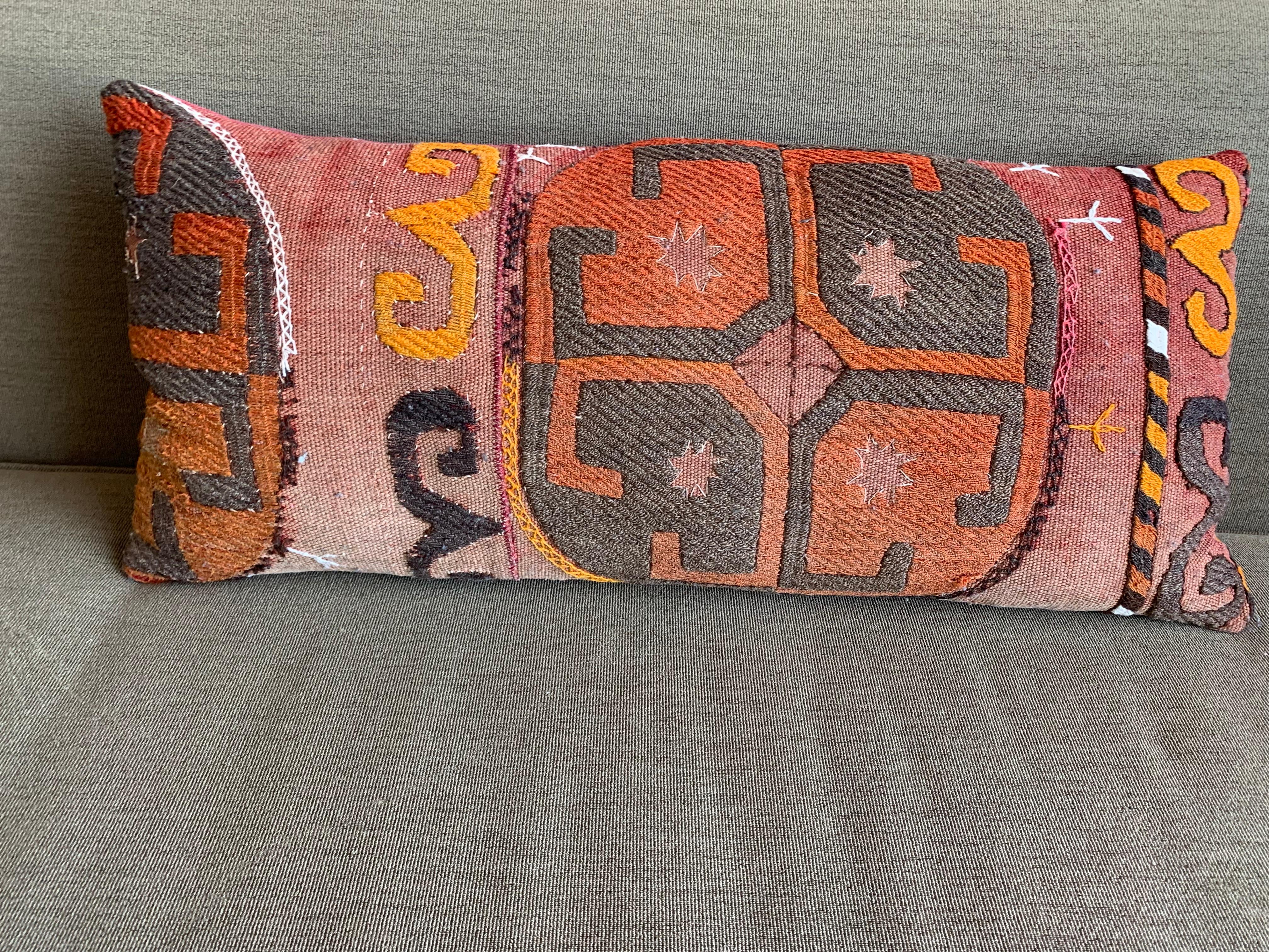 Vintage handmade Oblong pillow 3 available
gorgeous handmade pillow,
antique Turkish rugs crafted into gorgeous oblong pillows.
three available; see my shop
handstitched wool with rich earth tones
down filled
abstract design.